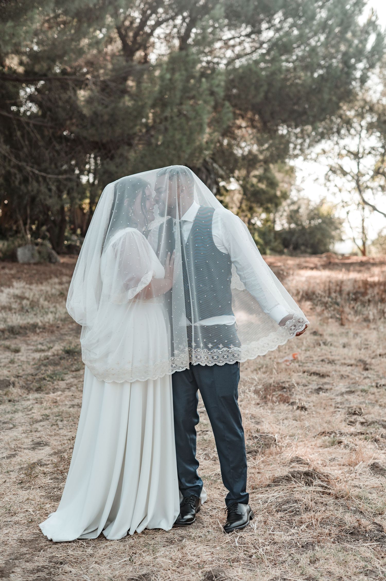 Emotional wedding portraits captured at the end of the day in Alentejo.