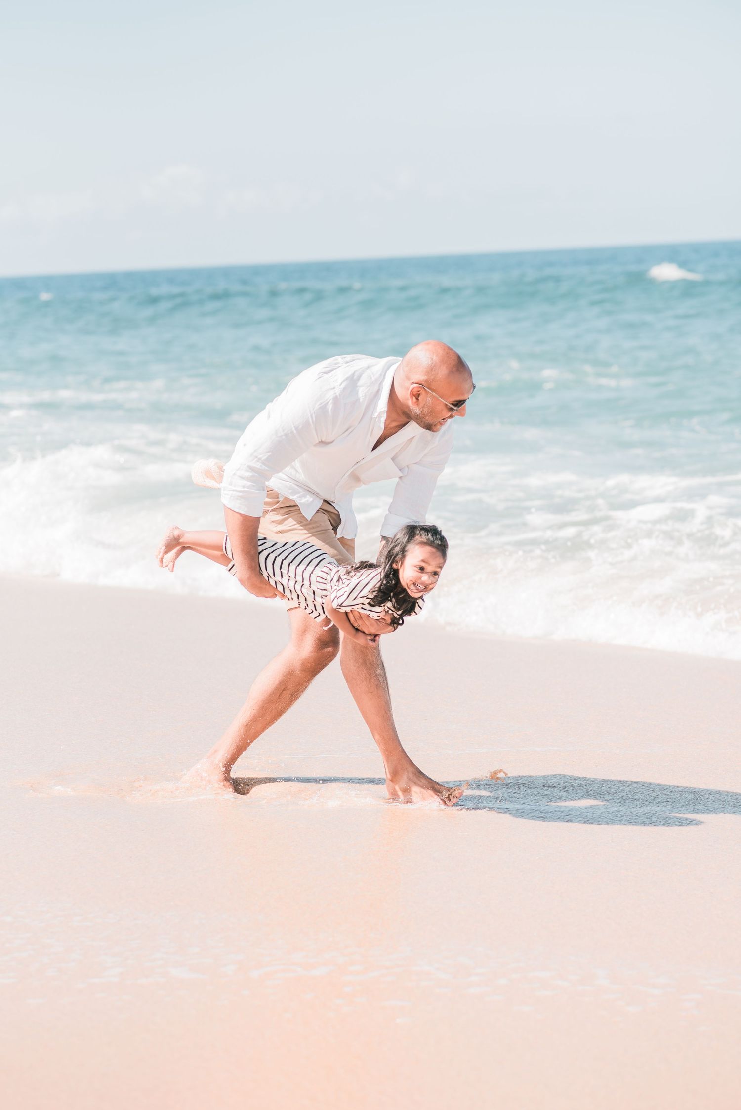 Natural and joyful family moments captured on a Portuguese beach.