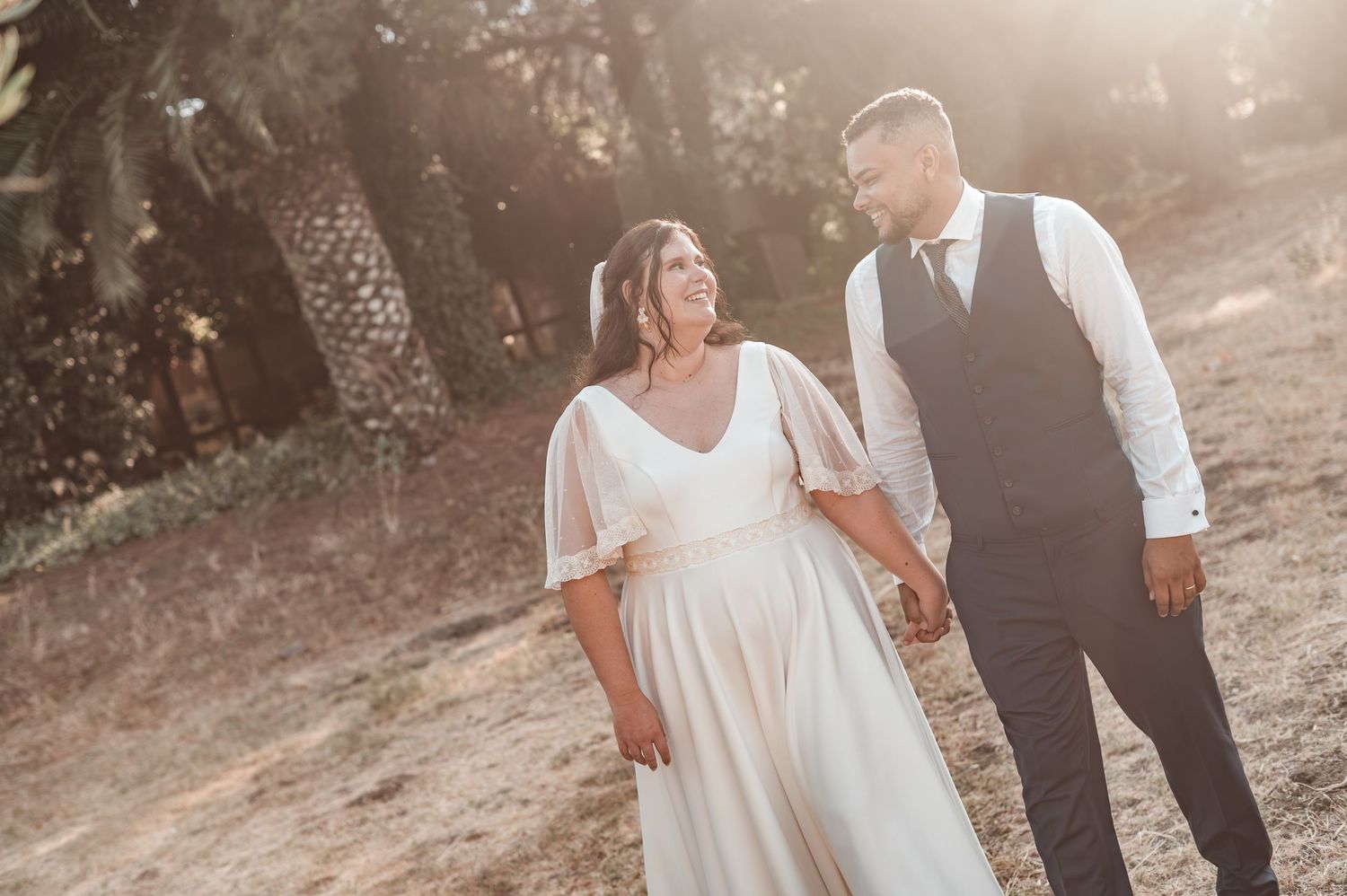 Romantic wedding couple session in Évora, Alentejo, during golden hour at sunset.