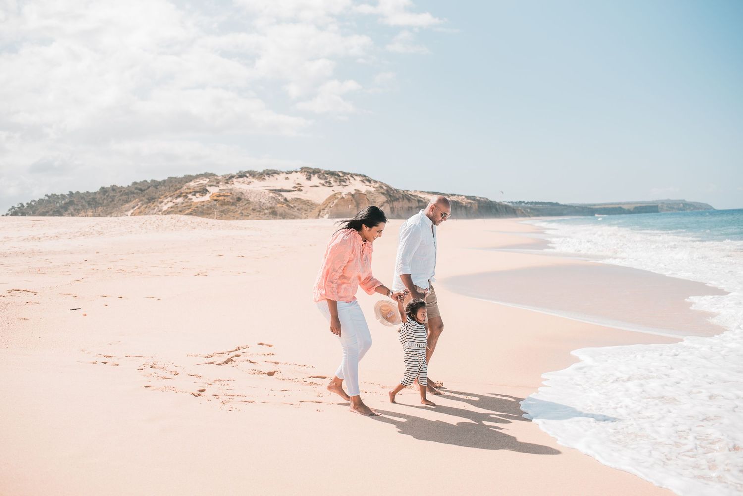 Natural and joyful family moments captured on a Portuguese beach.