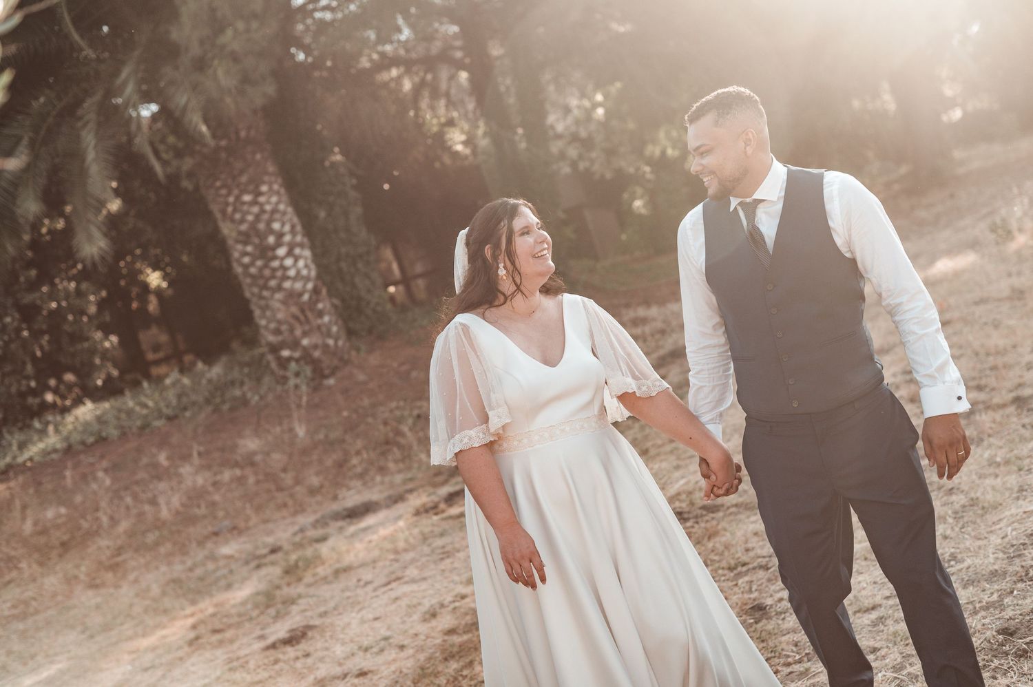 Romantic wedding couple session in Évora, Alentejo, during golden hour at sunset.