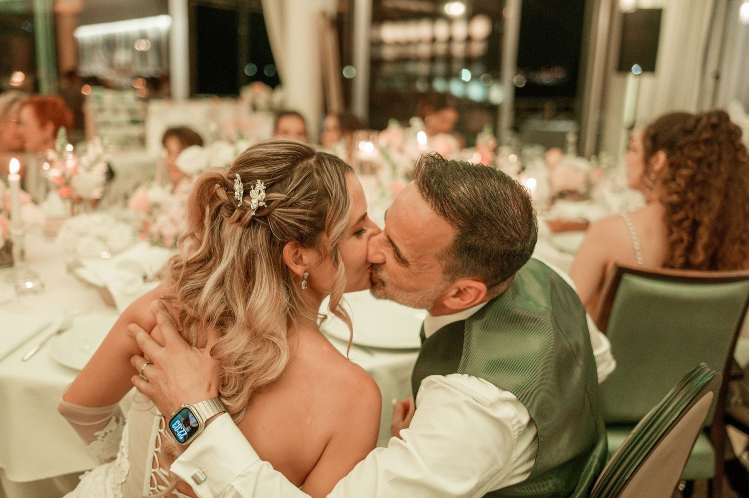Natural wedding photography by the ocean in Parede, Portugal.