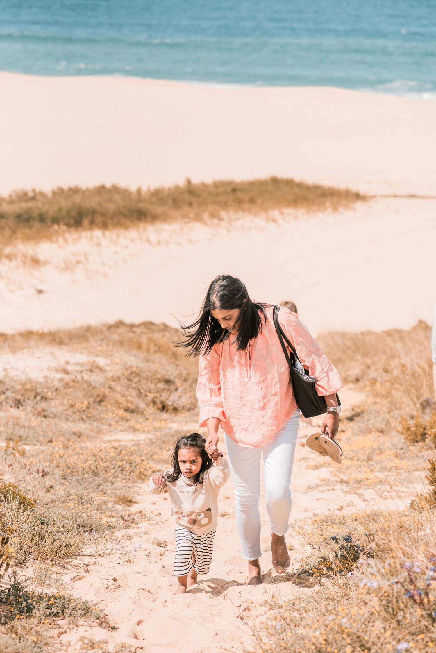 Natural and joyful family moments captured on a Portuguese beach.