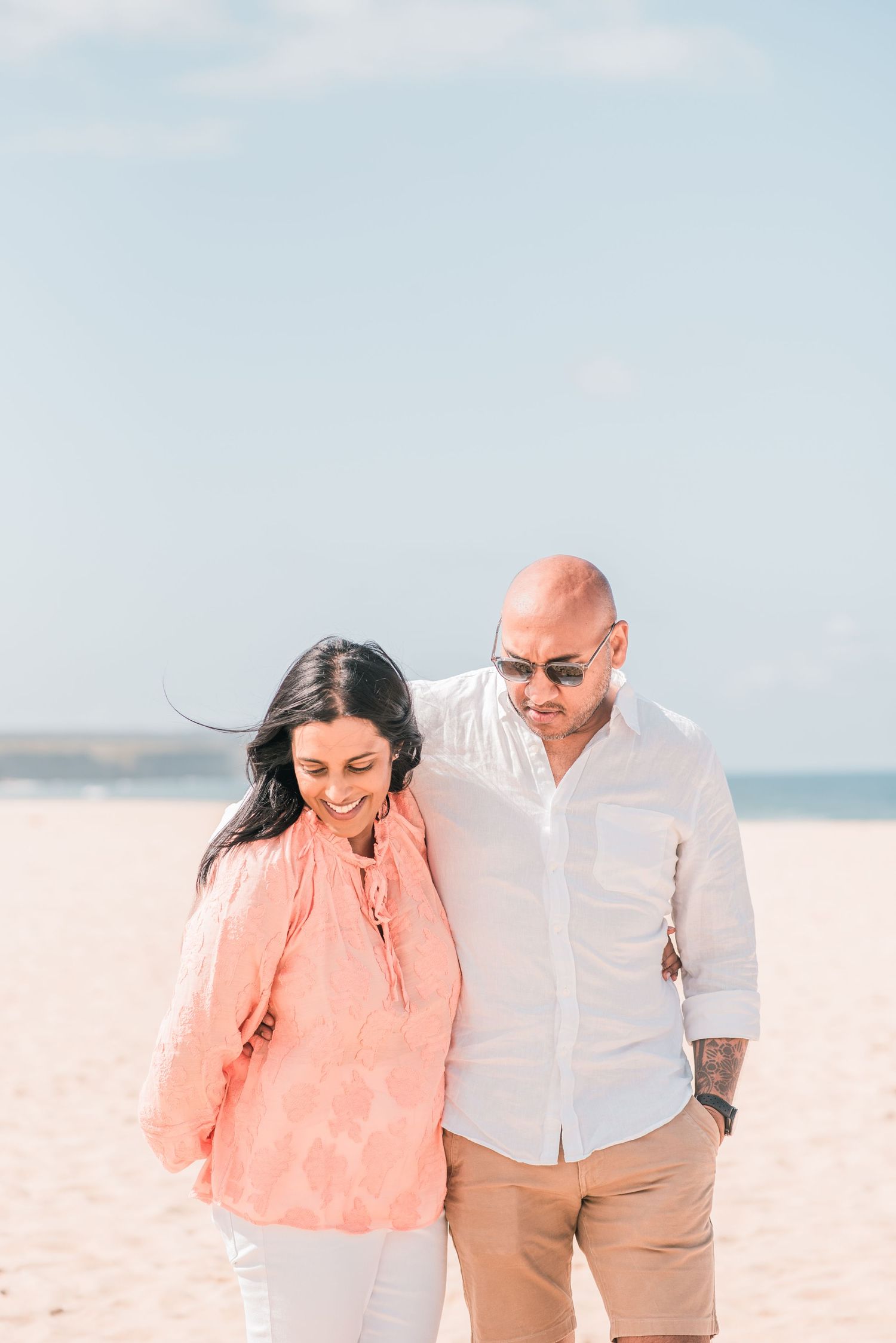 Natural and joyful family moments captured on a Portuguese beach.