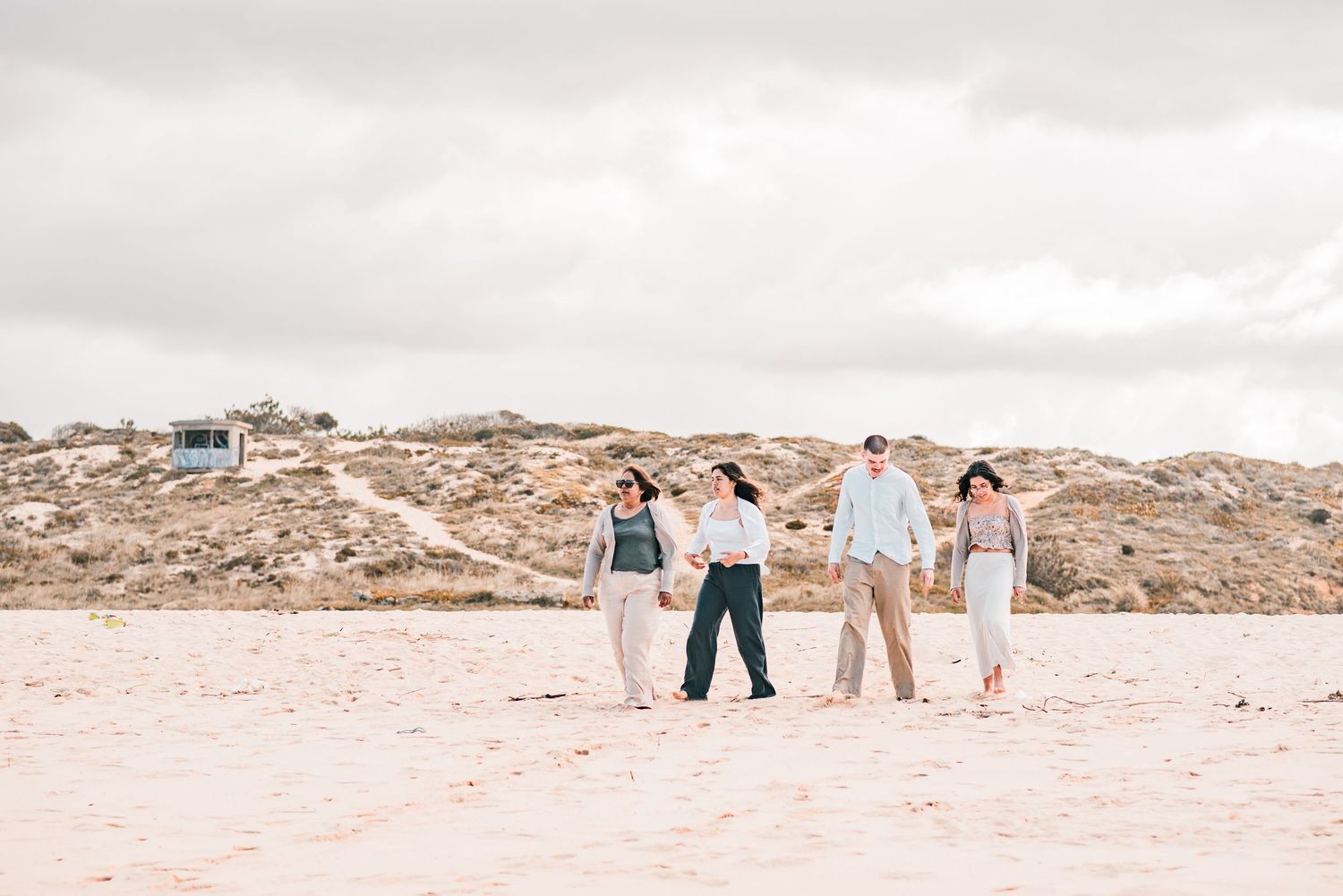 Natural and joyful family moments captured on a Portuguese beach.