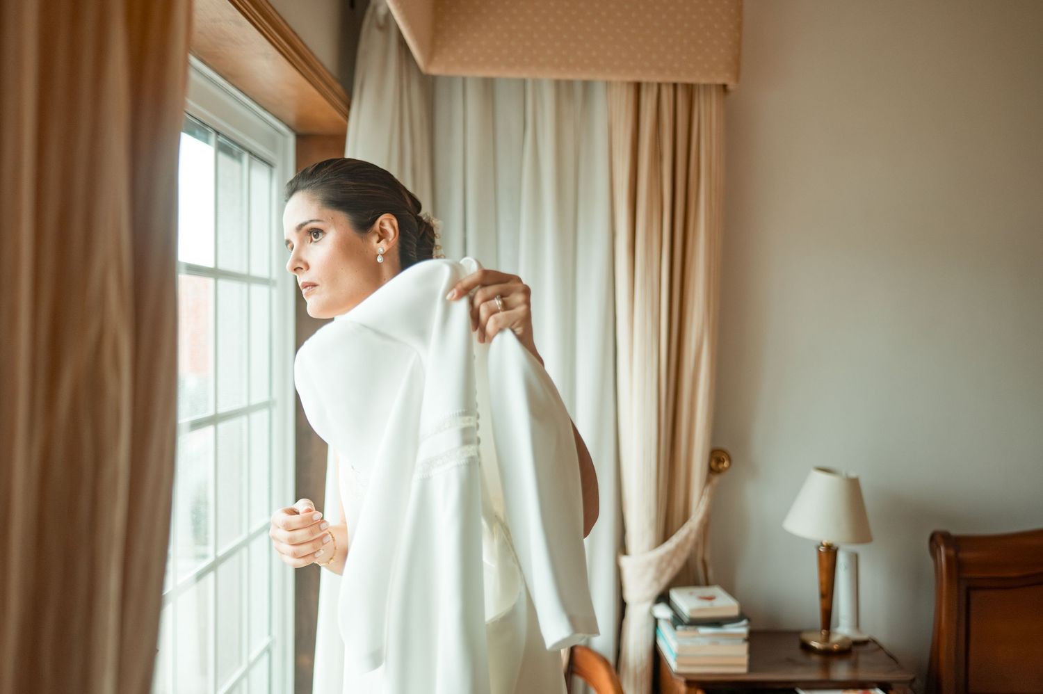 Wedding photography in Porto during December with seasonal decorations.