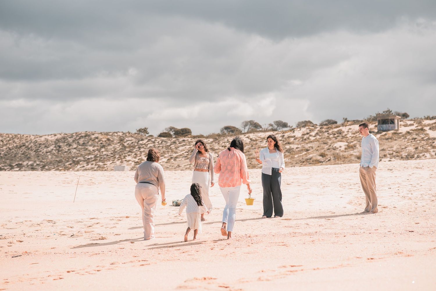 Natural and joyful family moments captured on a Portuguese beach.