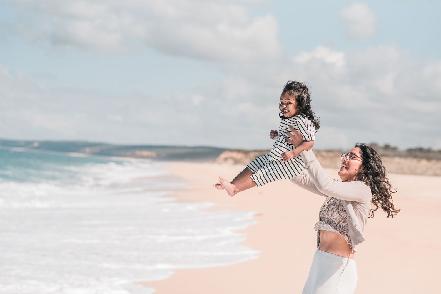 Natural and joyful family moments captured on a Portuguese beach.
