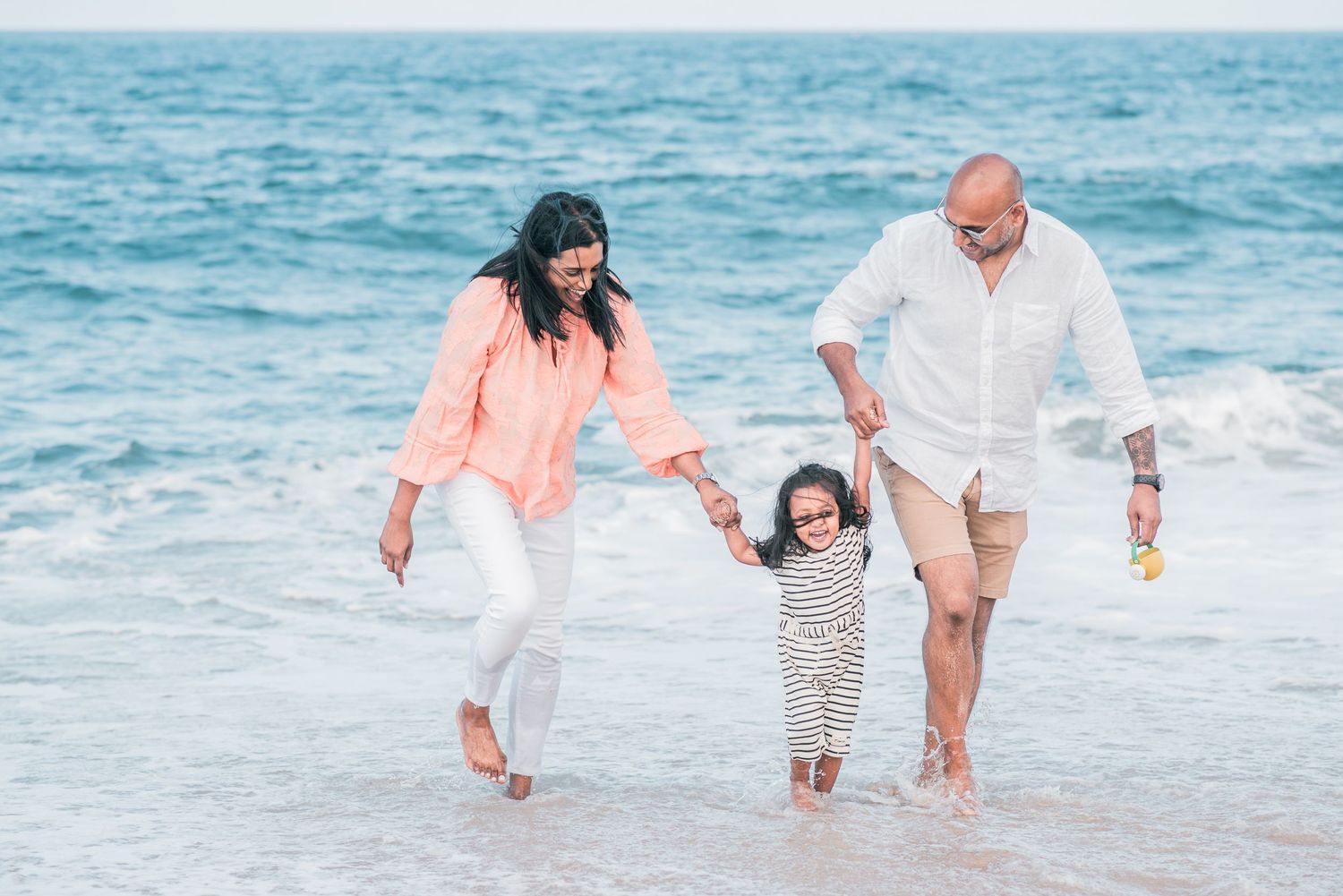 Natural and joyful family moments captured on a Portuguese beach.