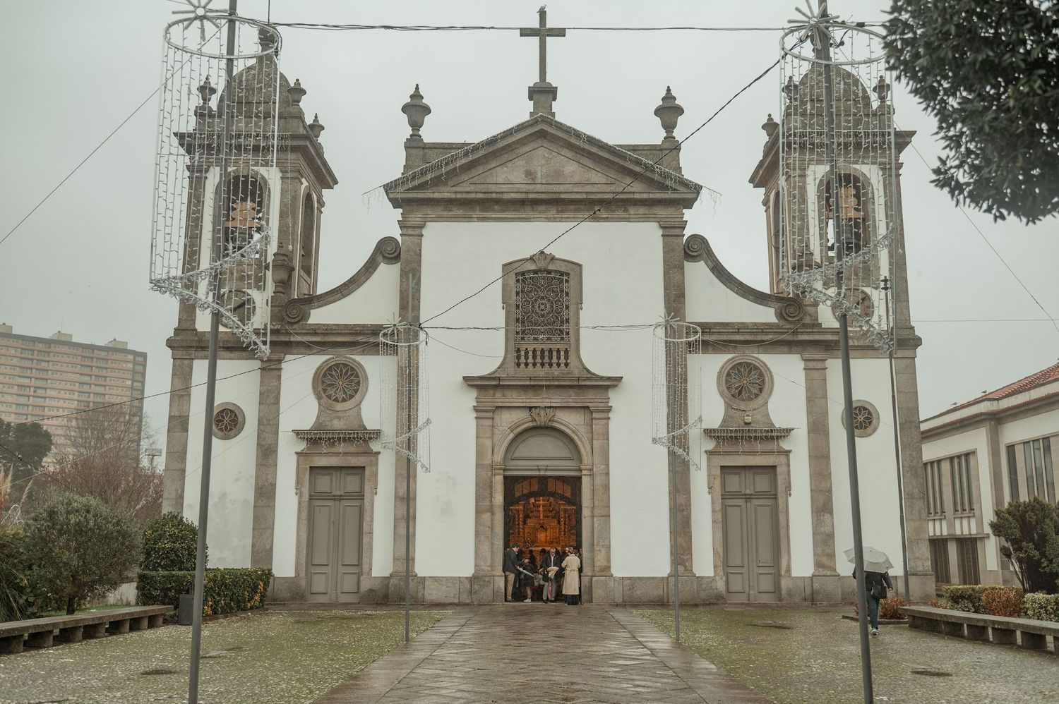 Emotional winter wedding celebration in Porto with cozy and festive atmosphere.