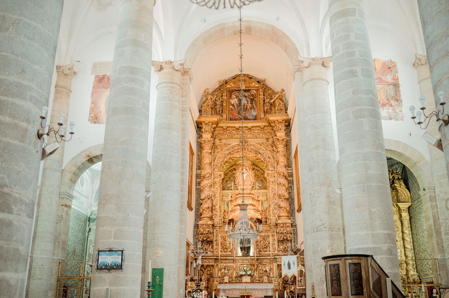 Destination wedding photography in Alentejo with authentic and intimate moments.