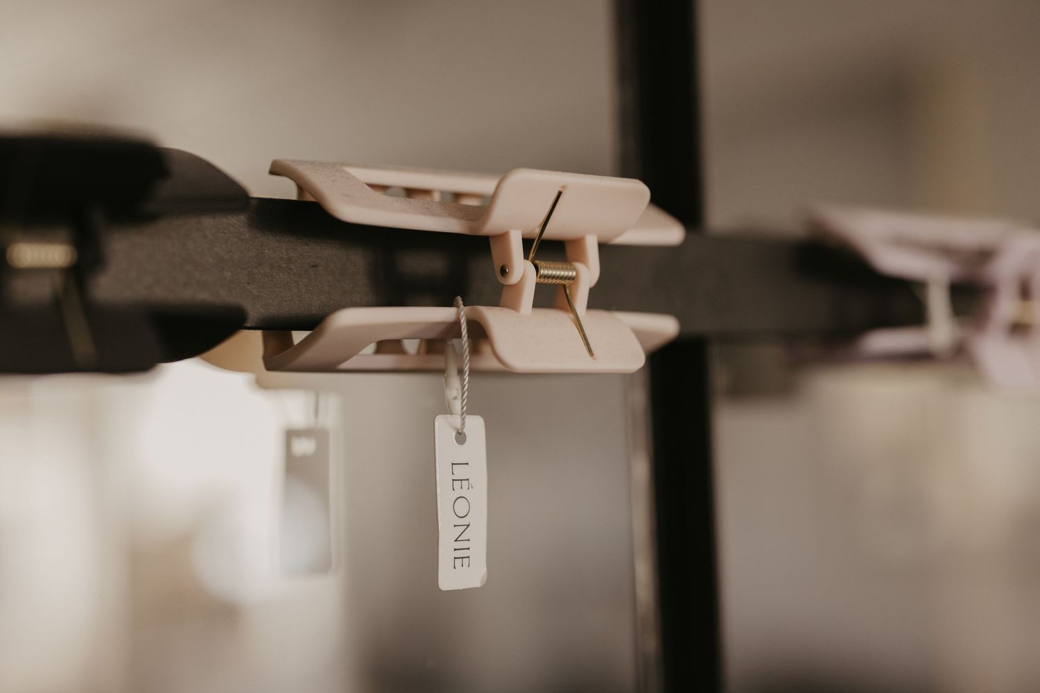 Stilren och praktisk hårklämma – en favoritprodukt du kan köpa direkt hos oss för enkel styling hemma.
