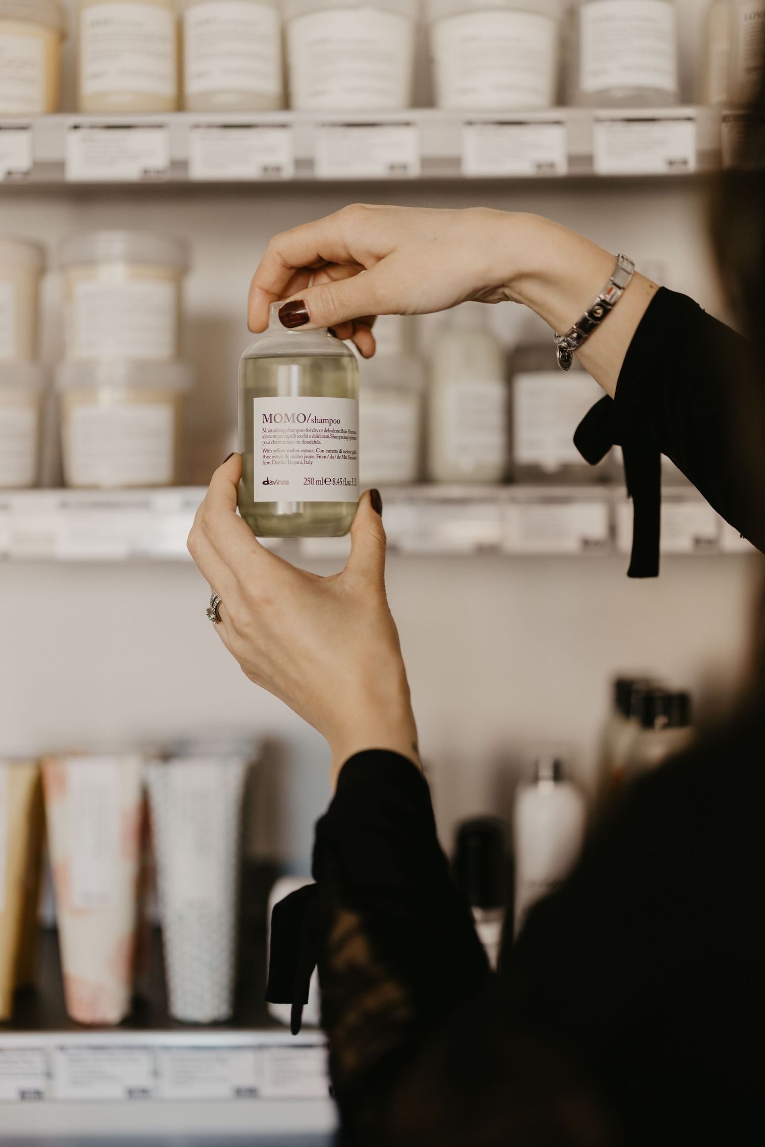 Davines hårvårdsserie kombinerar naturliga ingredienser med vetenskap för friskare och starkare hår.