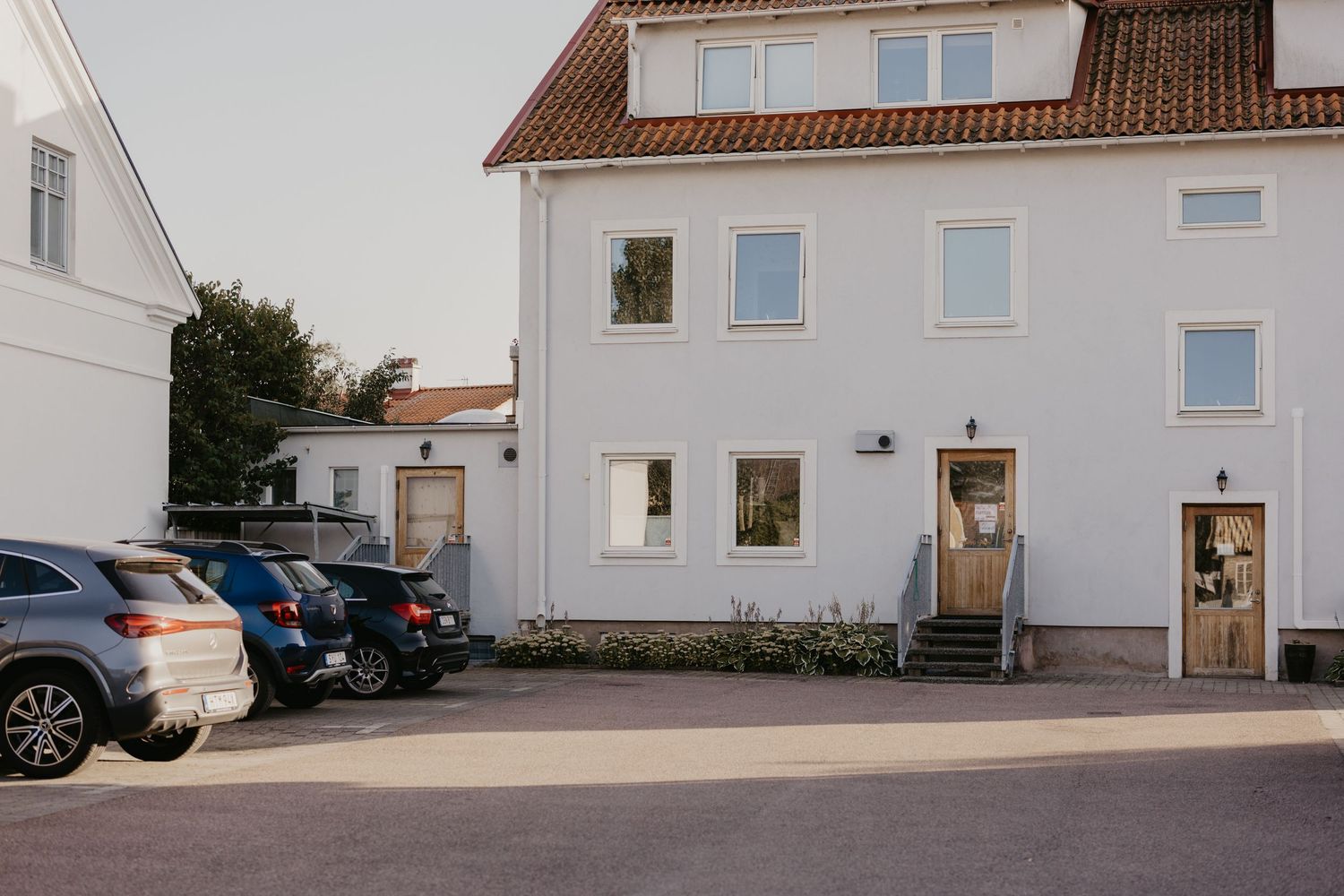 Bekväm och gratis parkering finns på baksidan av salongen – enkelt och smidigt för våra kunder.