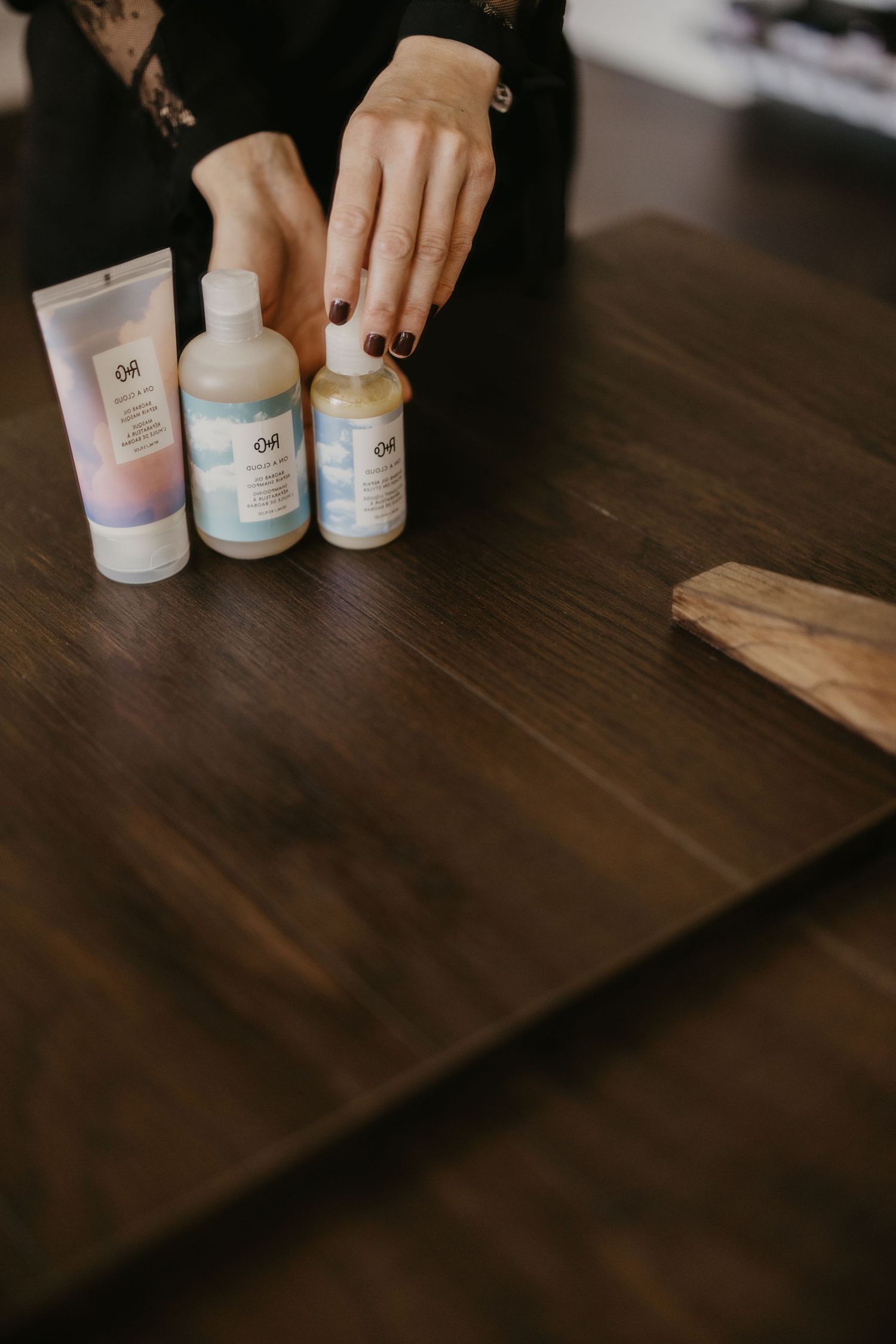 Vi jobbar med R+Co – innovativa hårprodukter med salongskvalitet för både styling och vård.