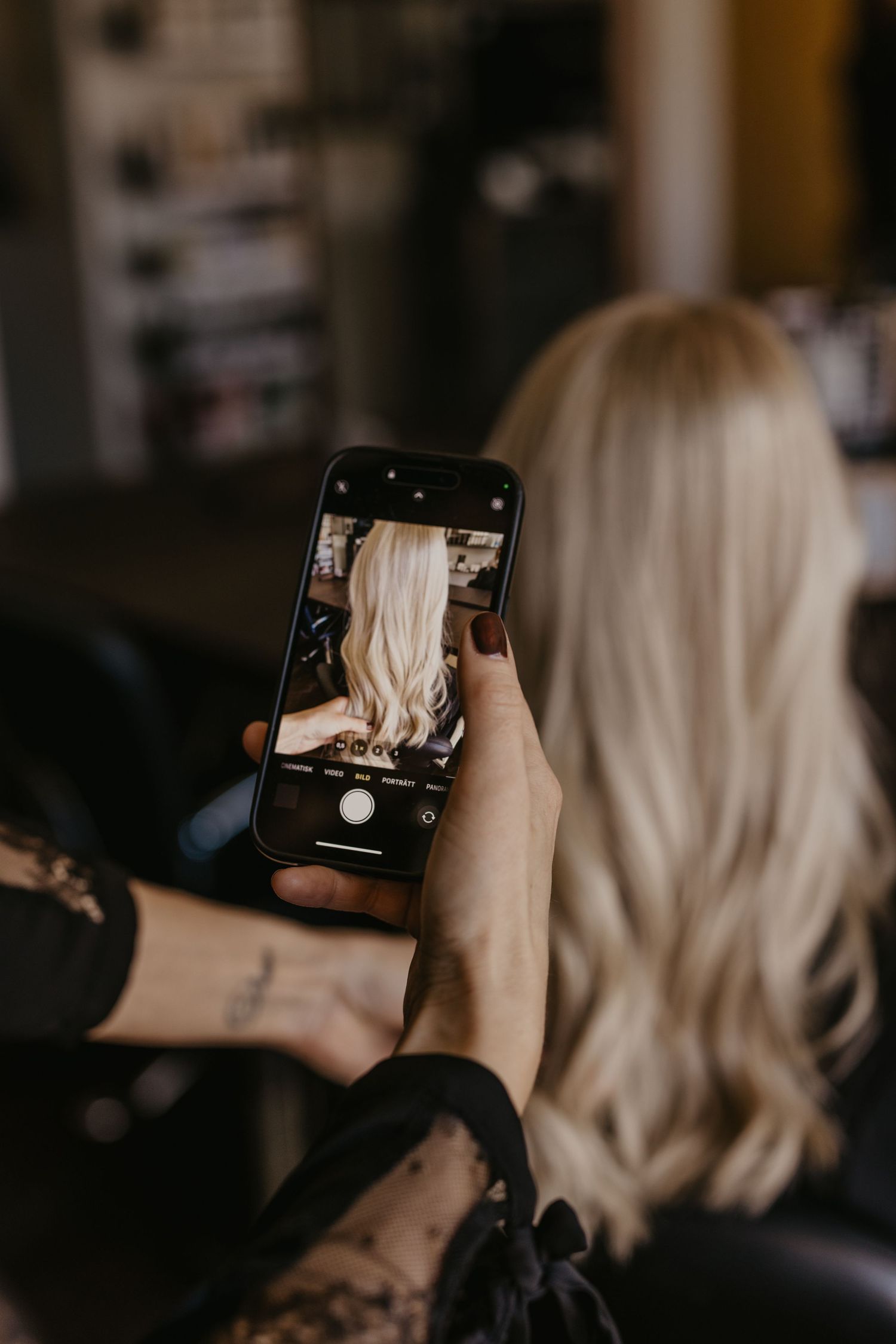 Fånga din nya frisyr direkt efter styling – dela din look med världen eller spara minnet från ditt besök.