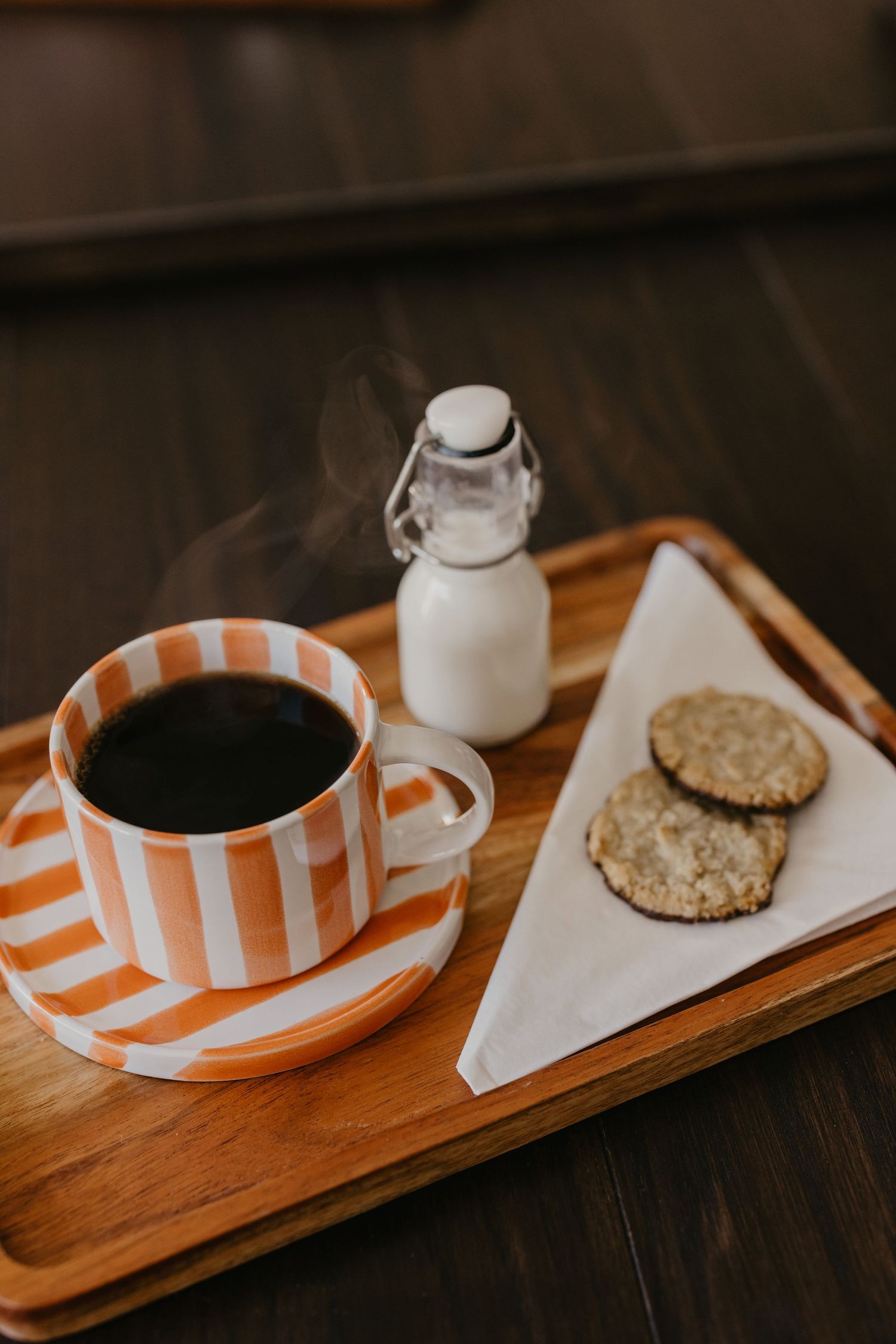 Njut av gott kaffe och kaka i vår mysiga salong medan du väntar eller blir ompysslad.