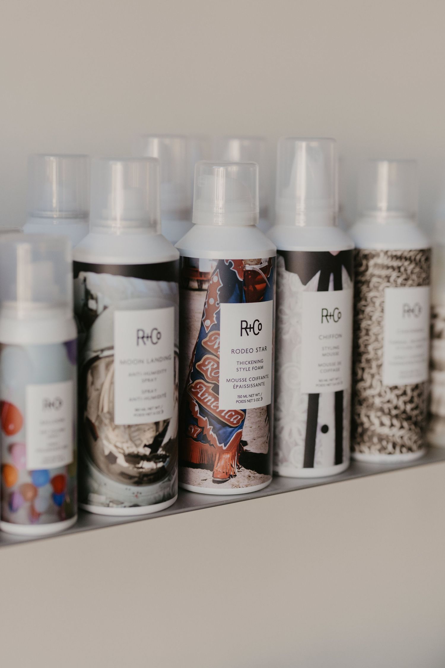 Vi jobbar med R+Co – innovativa hårprodukter med salongskvalitet för både styling och vård.
