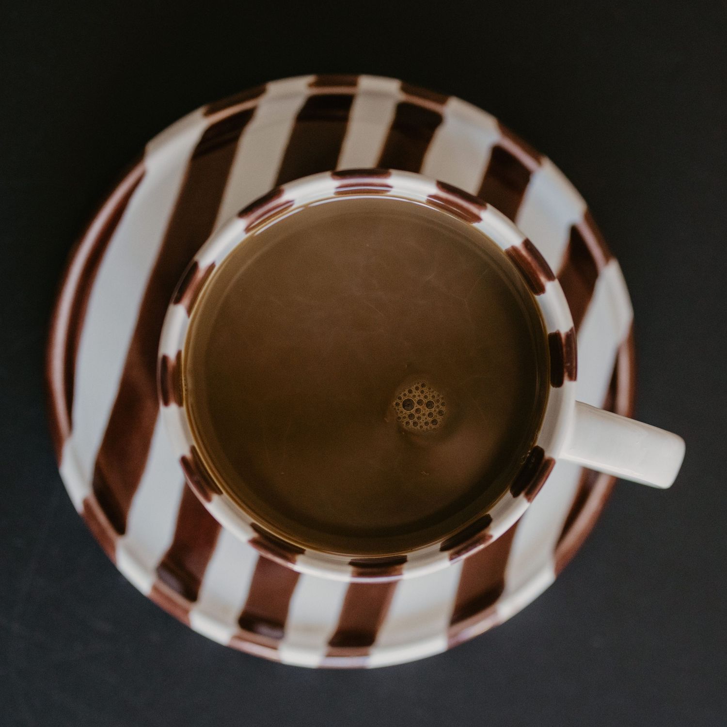 Njut av en kopp nybryggt kaffe i vår trendiga salongsmiljö medan du blir ompysslad. Hos oss är både stil och service i fokus – från första k