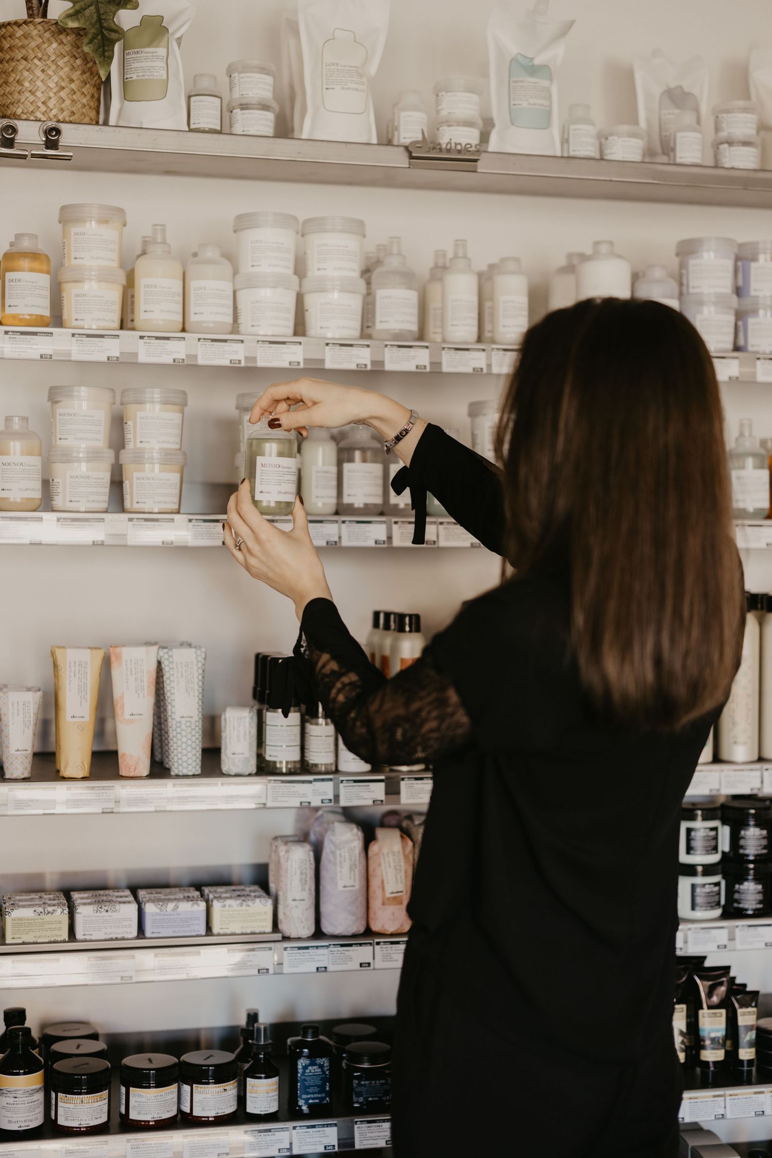 Bella – vår erfarna ägare och frisör – ser personligen till att endast de bästa professionella hårprodukterna finns i vårt sortiment.
