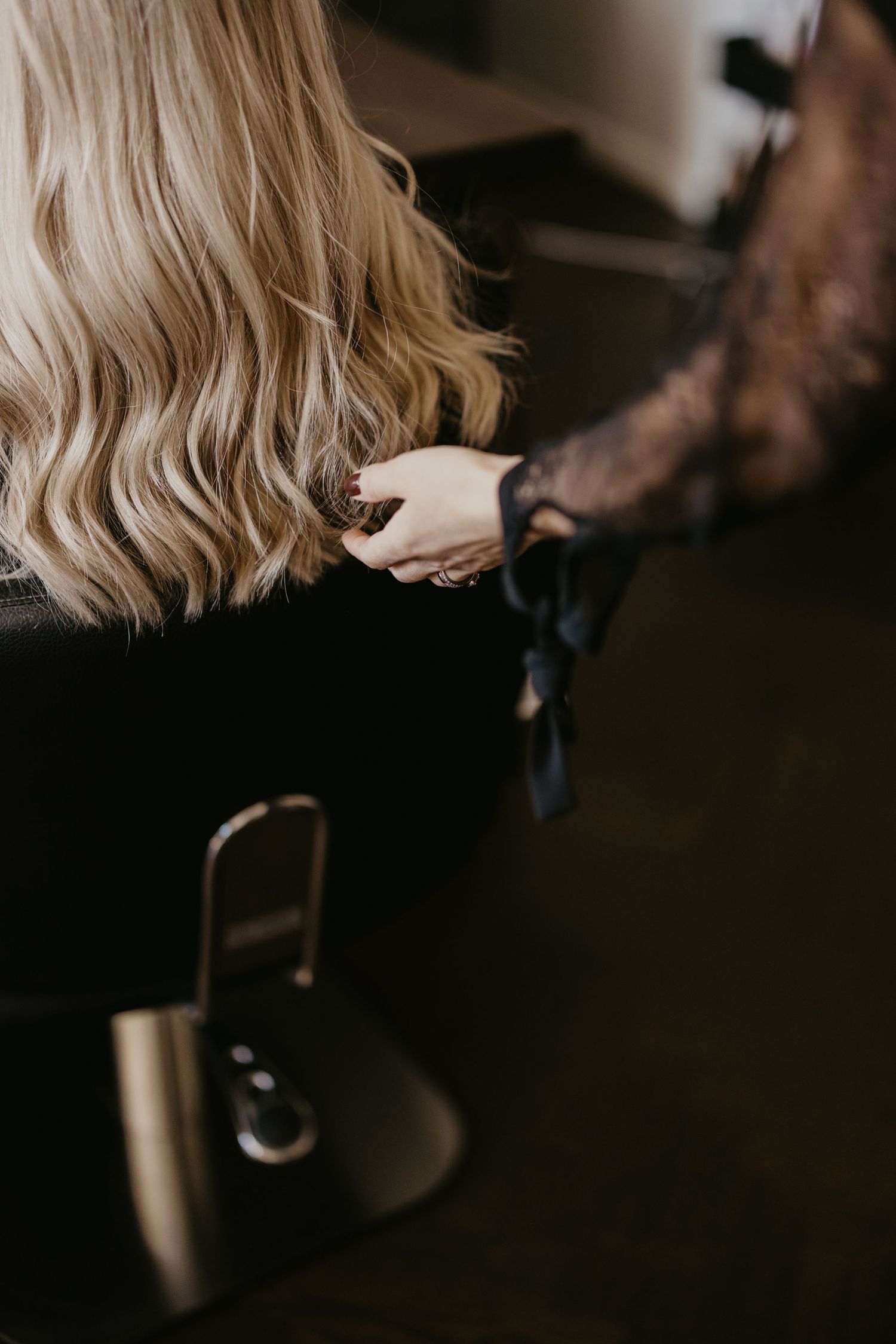 Skonsam och noggrann hårvård – vår frisör tar hand om ditt blonda hår med precision och expertis.