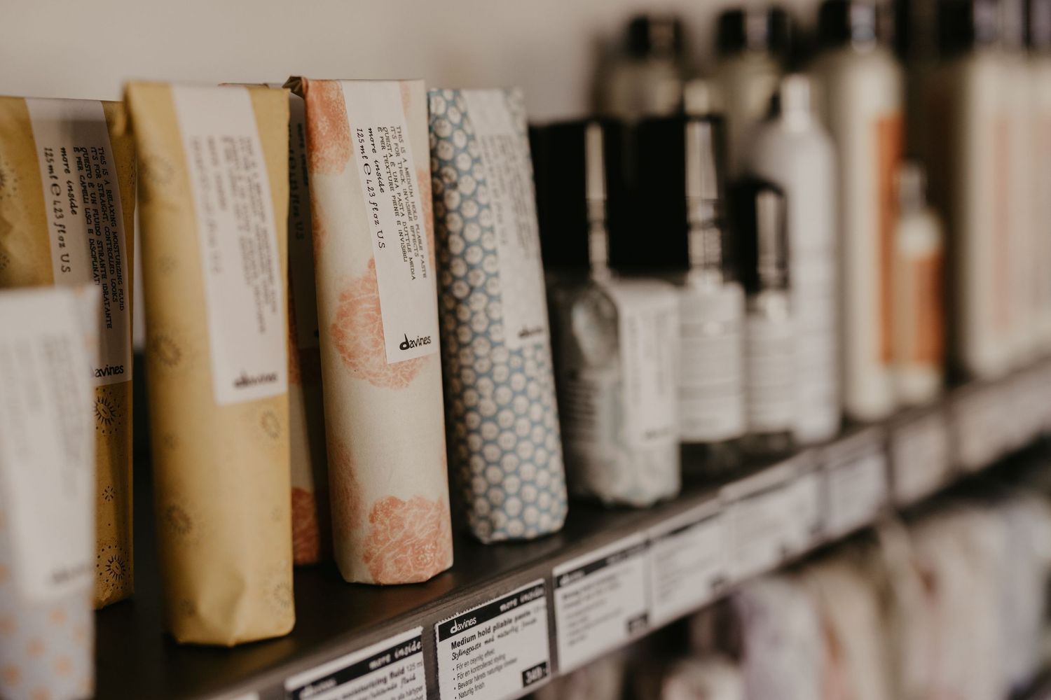 Upptäck Davines ekologiska produkter – vårdande, miljövänliga och perfekta för alla hårtyper.
