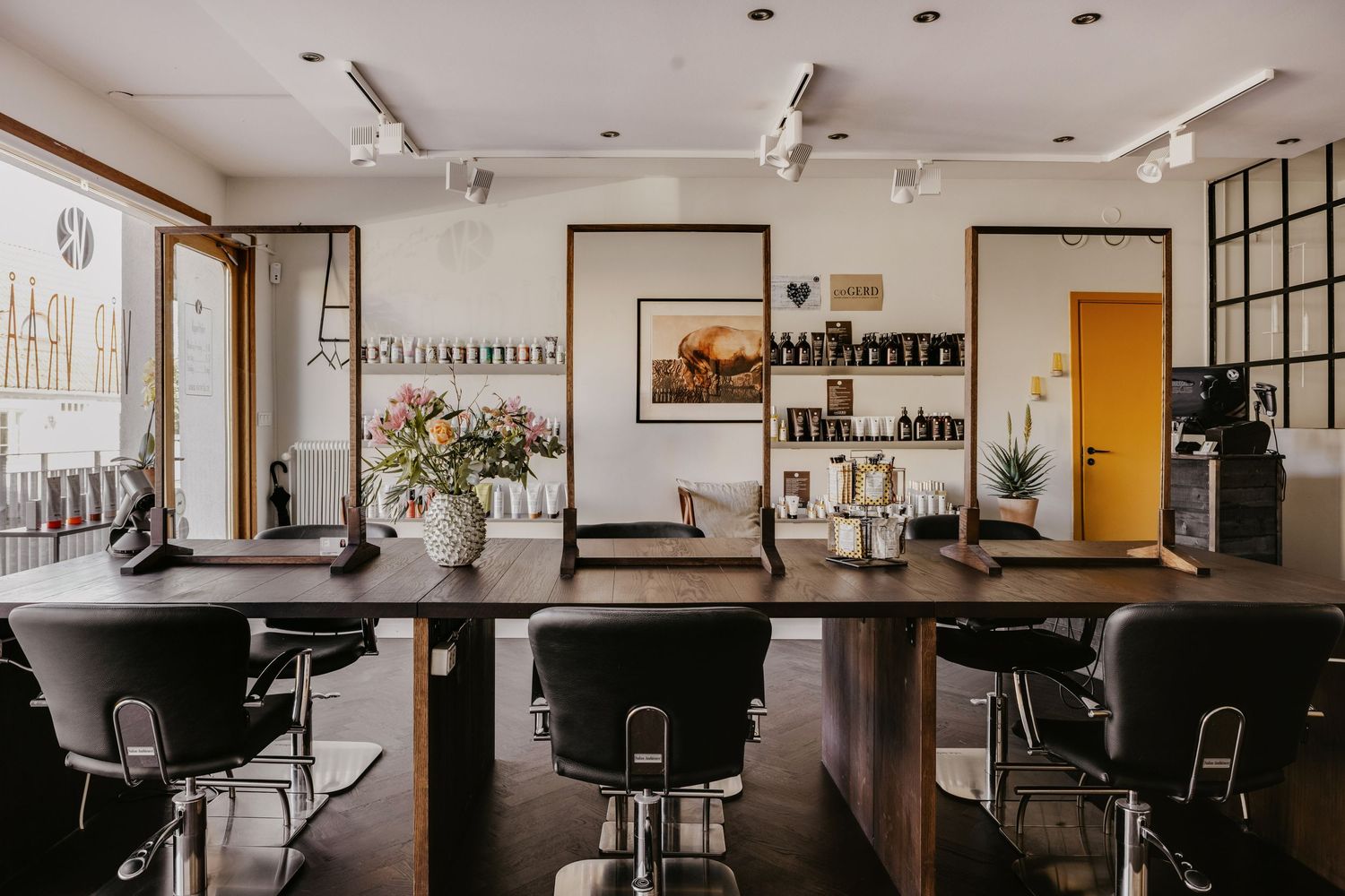 Välkommen till vår frisörsalong – en modern och inbjudande plats där du får personlig hårvård och styling.