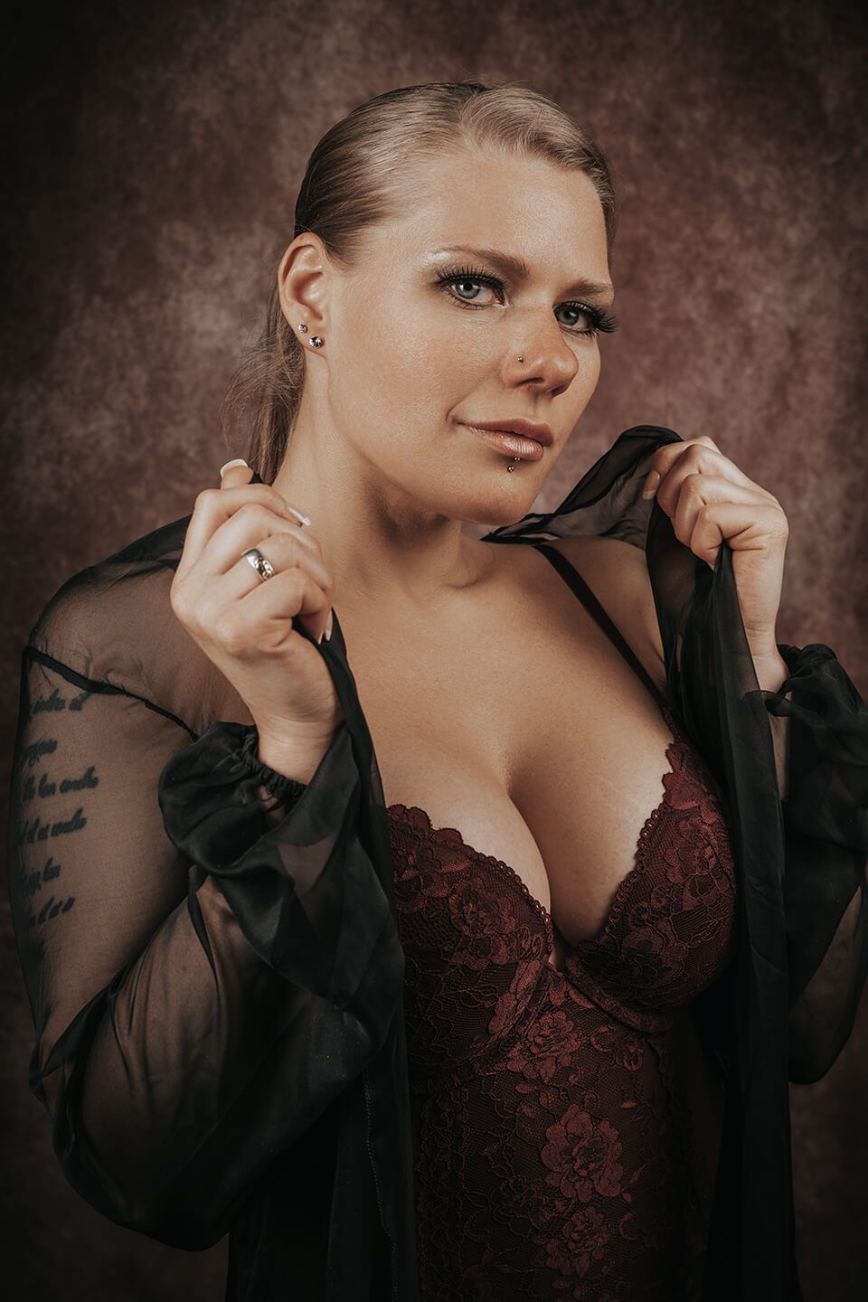 Boudoirfotografering i Aalborg – studieportræt i bordeaux lingeri med transparent kimono og elegant udtryk.