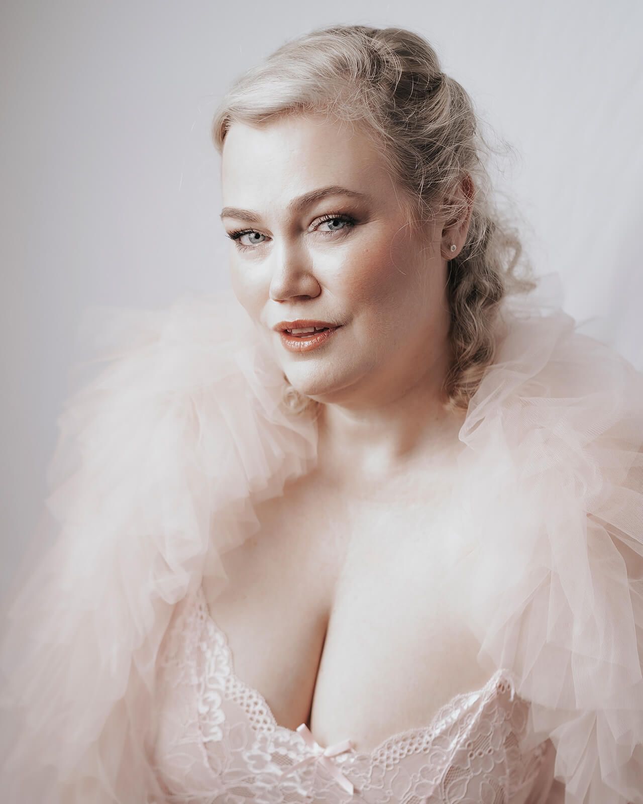 Boudoir fotograf Aalborg – selvsikker kvinde i feminin styling og naturligt lys.
