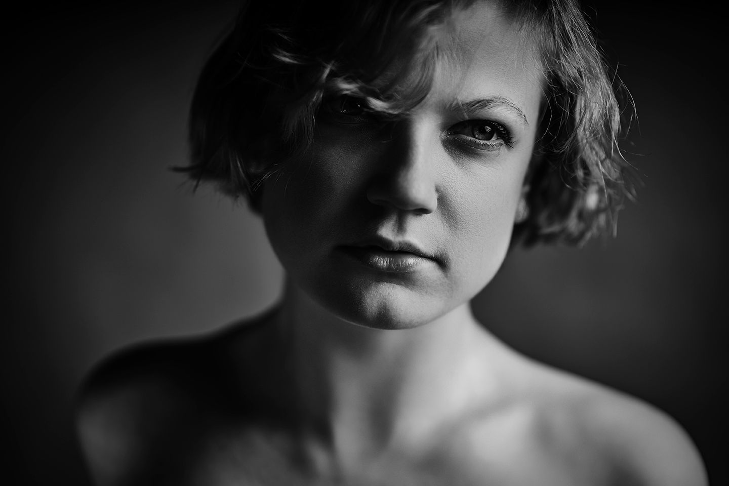 Modelfotograf Aalborg - Sort/hvidt closeup portræt af en ung kvinde med bare skuldre, taget af fotograf i Aalborg, JOEhansenFOTO.