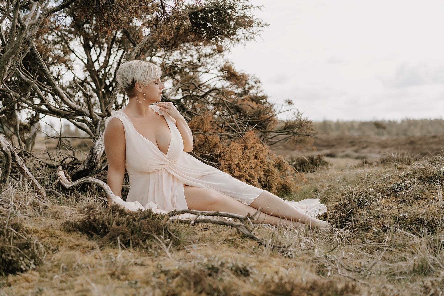 Fotograf Aalborg – et naturligt portræt af Anjavaganza Anja Johannsen i blødt lys med nærvær og varme.