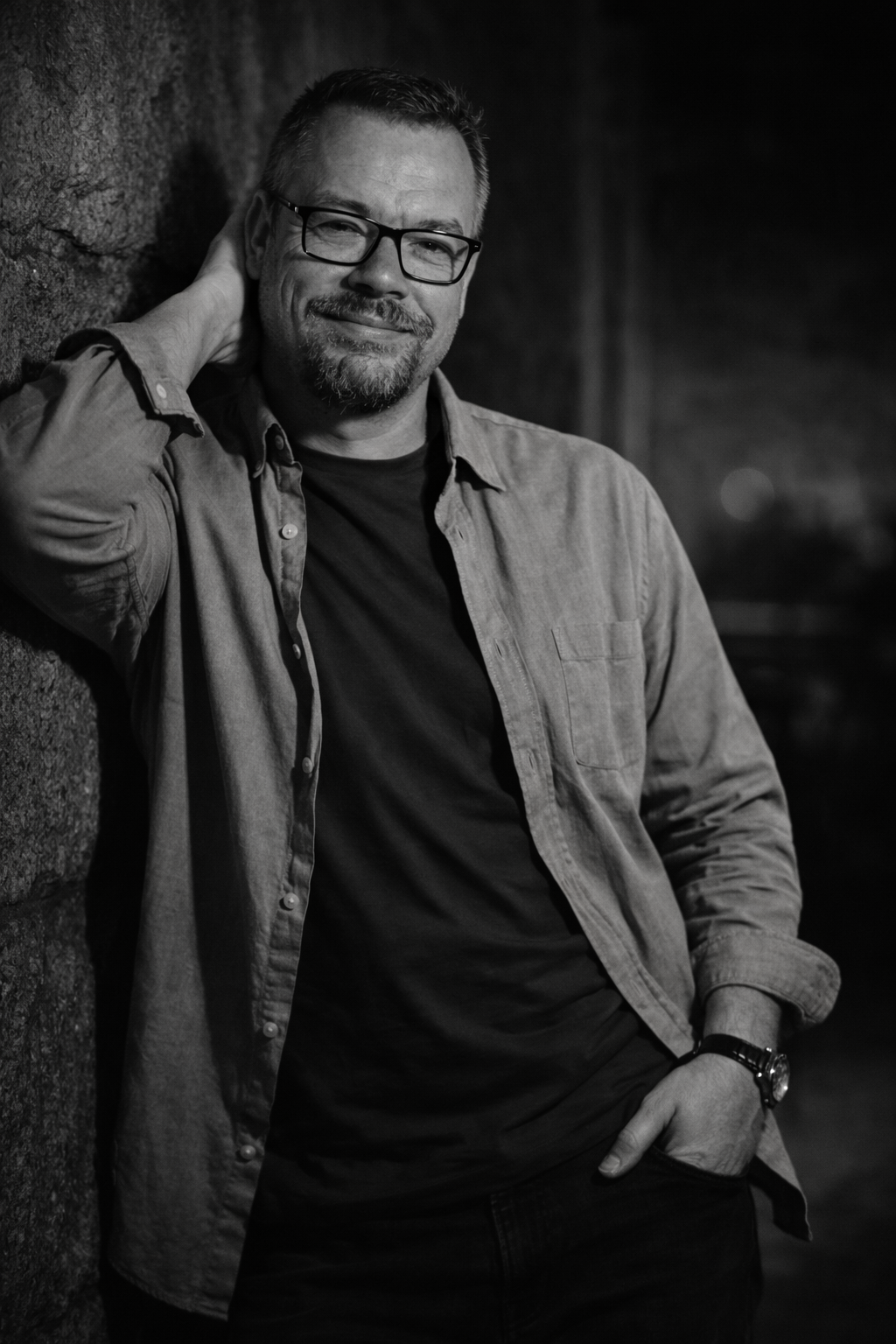 AI-genereret modelfoto af fotograf aalborg i sort/hvid stil.