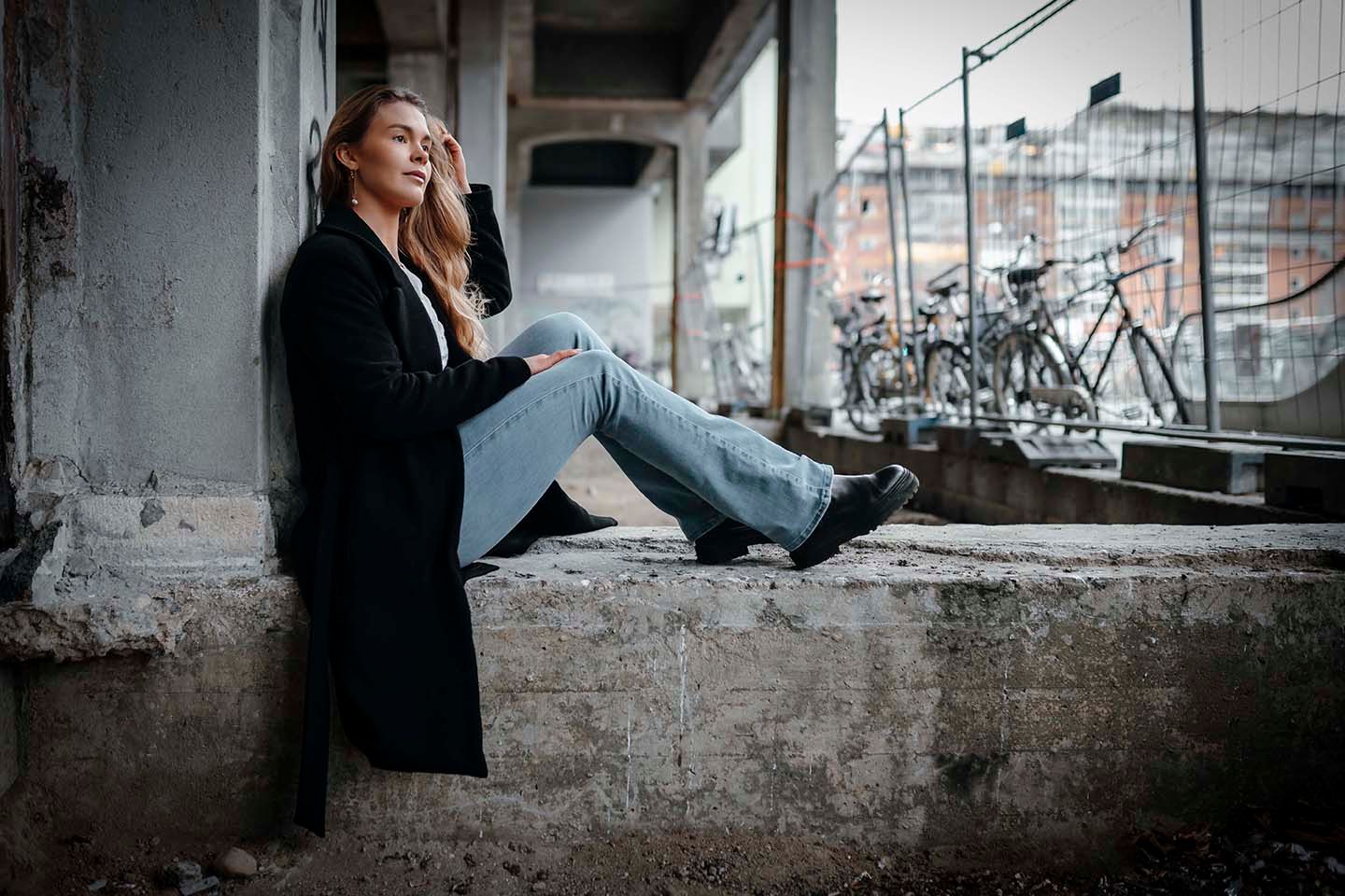 Portrætfotograf Aalborg - Portræt af en kvinde som sidder i en viadukt, taget af fotograf i Aalborg, JOEhansenFOTO.