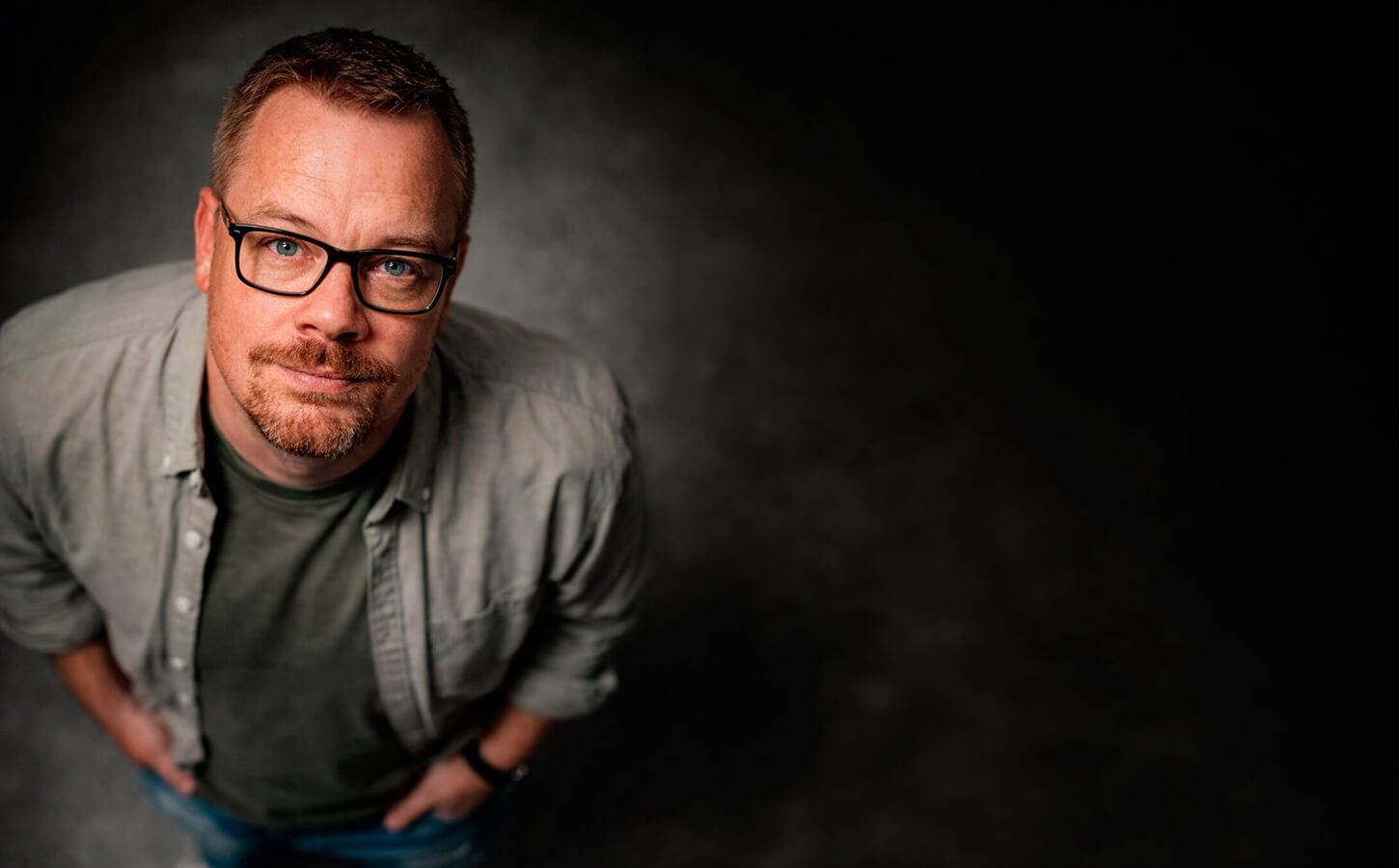 Portræt af Jesper Johansen, fotograf i Aalborg, klar til booking hos JOEhansenFOTO.