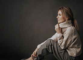Portrætfotograf Aalborg - Portræt af en kvinde i en sweater, taget af fotograf i Aalborg, JOEhansenFOTO.