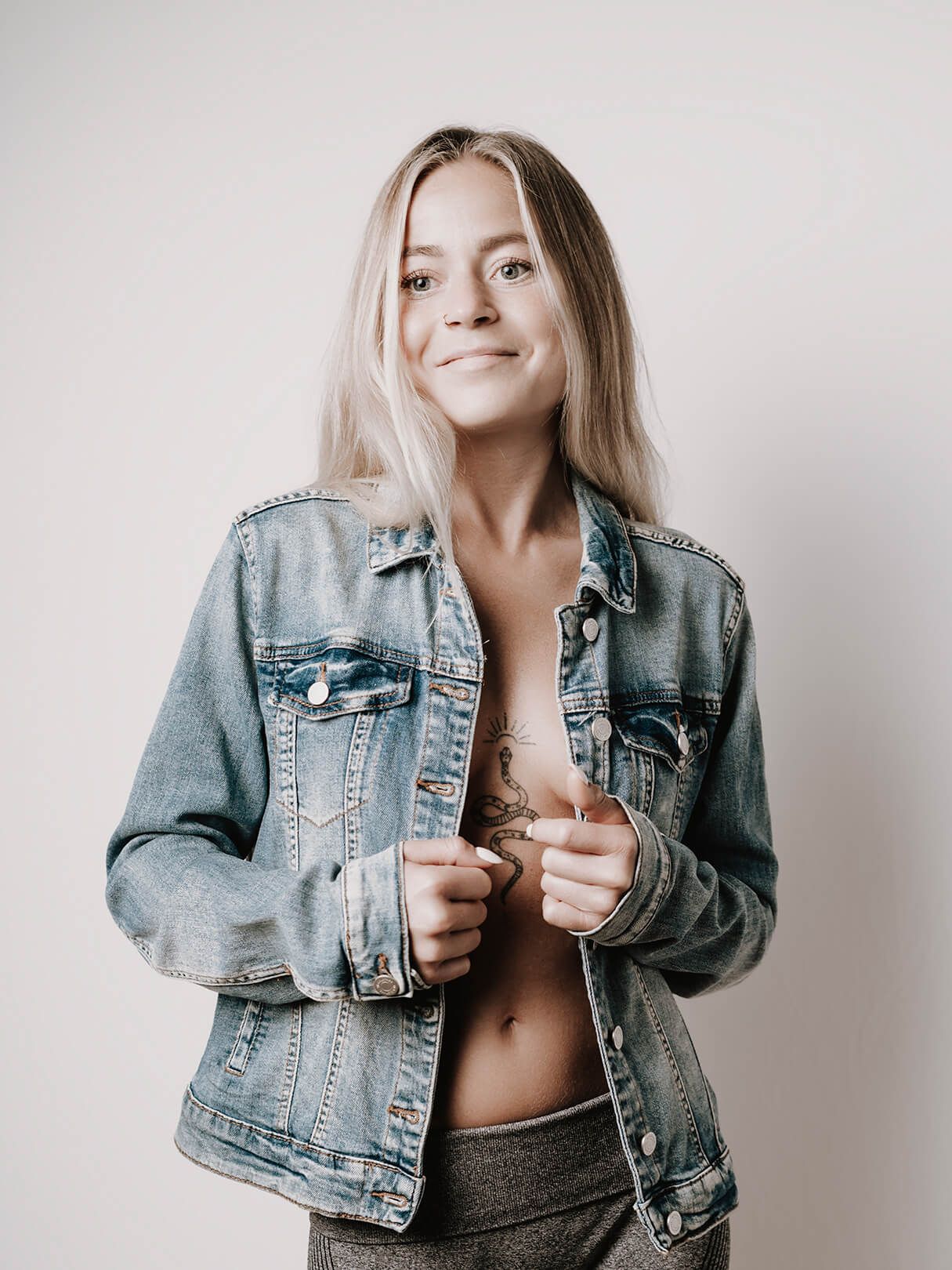 Fotograf Aalborg har taget et modelfoto i studie med denimjakke og selvsikker posering.