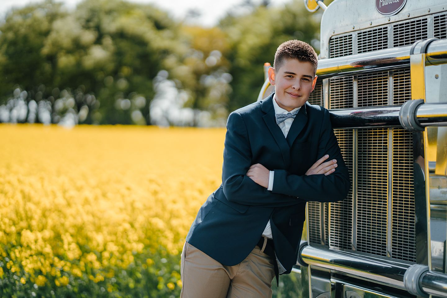 Klassisk konfirmationsbillede af dreng fotograferet udendørs i Nordjylland med personlig stil.