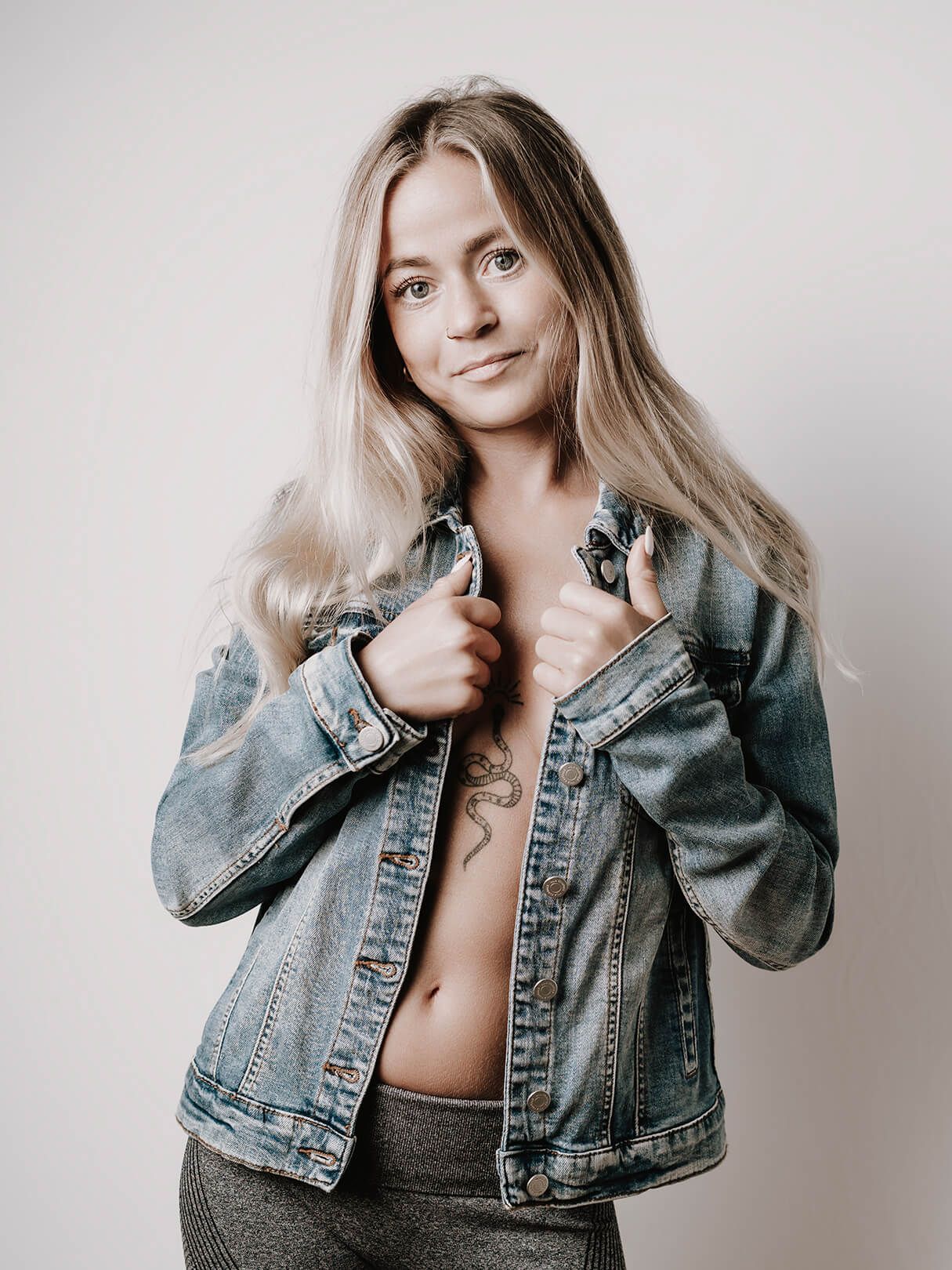 Fotograf i Aalborg har lavet et autentisk og anderledes boudoirlook i denim med naturligt lys og blød styling.