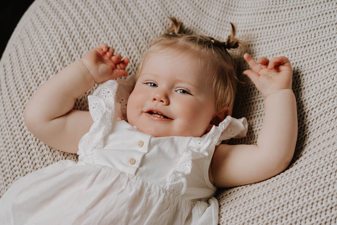 Babyfotografering i Aalborg – roligt og naturligt portræt af baby hjemme hos kunden.