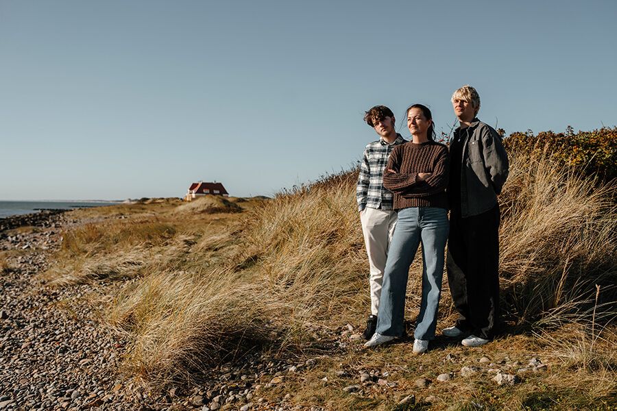 Familie fotograferet i naturen ved strand nær Aalborg – familiefotograf JOEhansenFOTO.