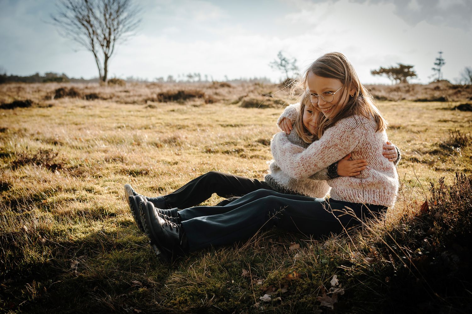 Børnefotograf Aalborg med ægte smil og naturlige øjeblikke og her et portræt af søskende i efterårsnatur med varme og nærvær.