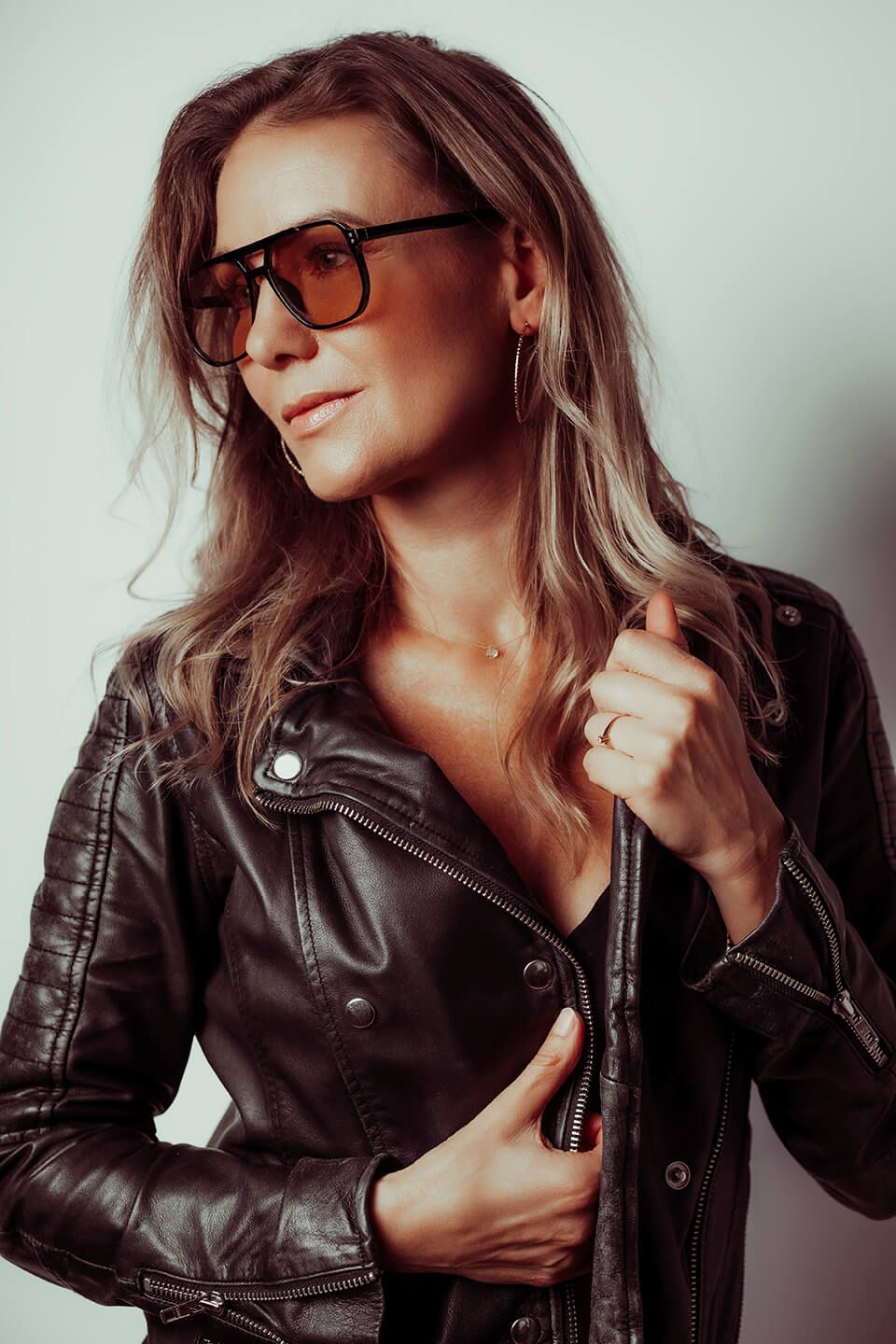 Sandra Stahrenberg i læderjakke og undertøj – boudoirfotograf i Aalborg med fokus på styrke og ro.
