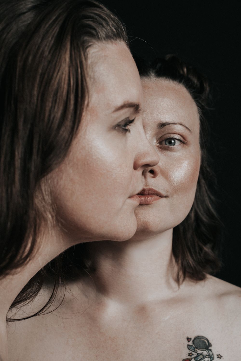 Boudoirfotografering med veninde i Aalborg med fokus på tryghed, nærhed og æstetiske portrætter.