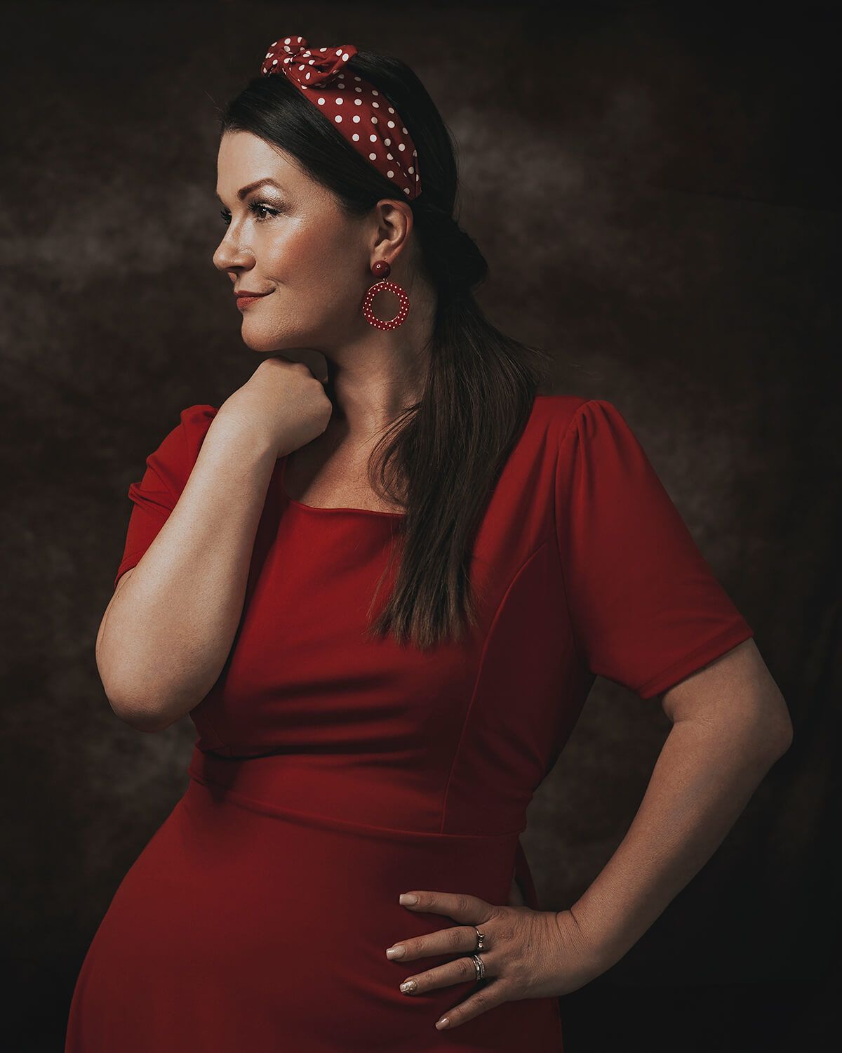 Retro-inspireret portræt af kvinde i rød kjole med prikker og vintage look – boudoir og modelfoto i Aalborg.