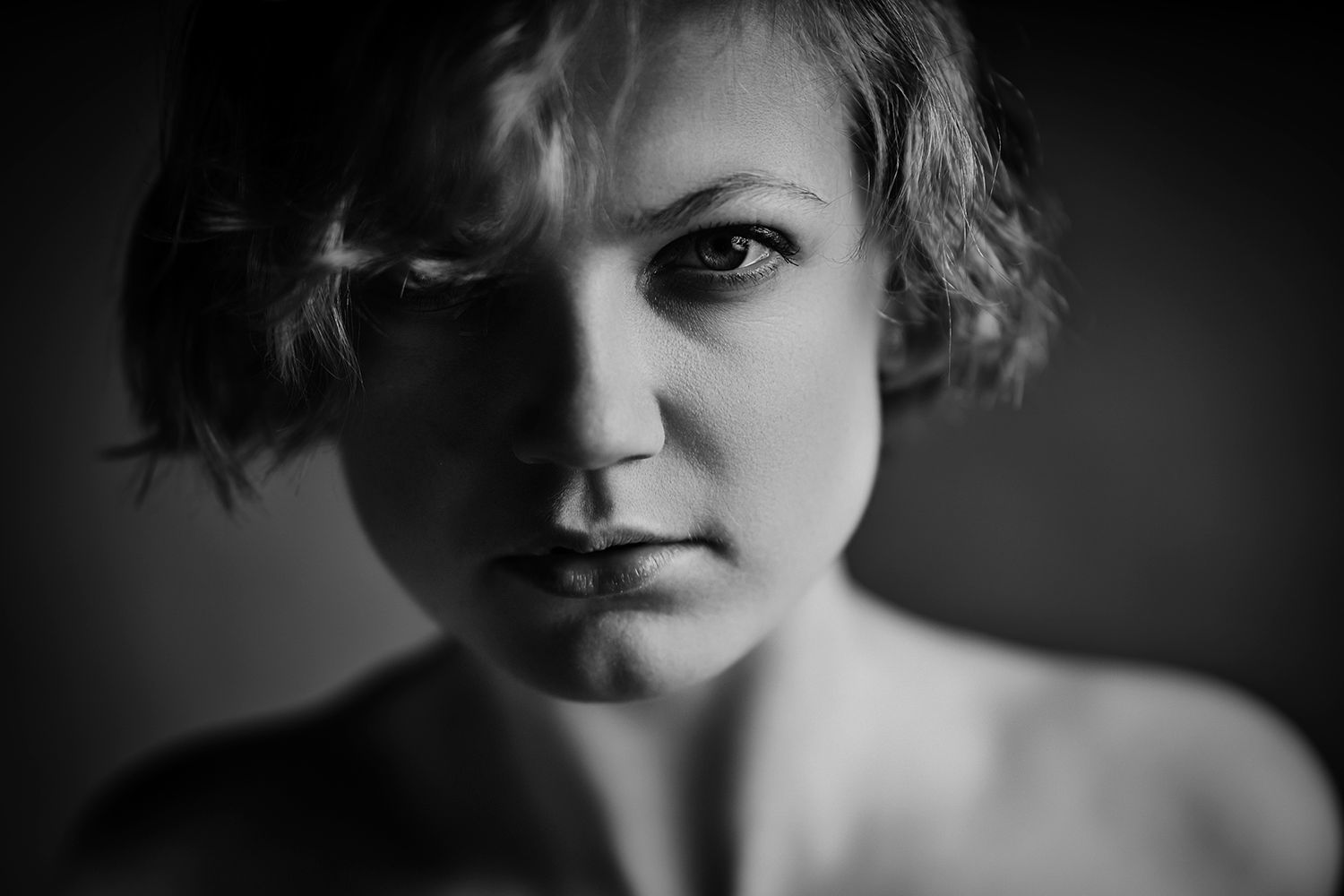 Modelfotograf Aalborg - Sort/hvidt closeup portræt af en ung kvinde med bare skuldre, taget af fotograf i Aalborg, JOEhansenFOTO.