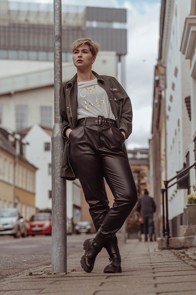 Fotograf Aalborg ved Nordkraft Aalborg, sammen med en model fotograferet i en urban stil.