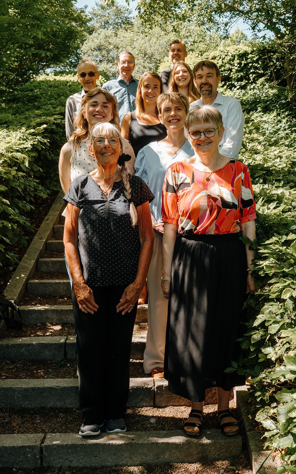 Voksen familie samlet i Aalborg til familiefotografering hos JOEhansenFOTO.