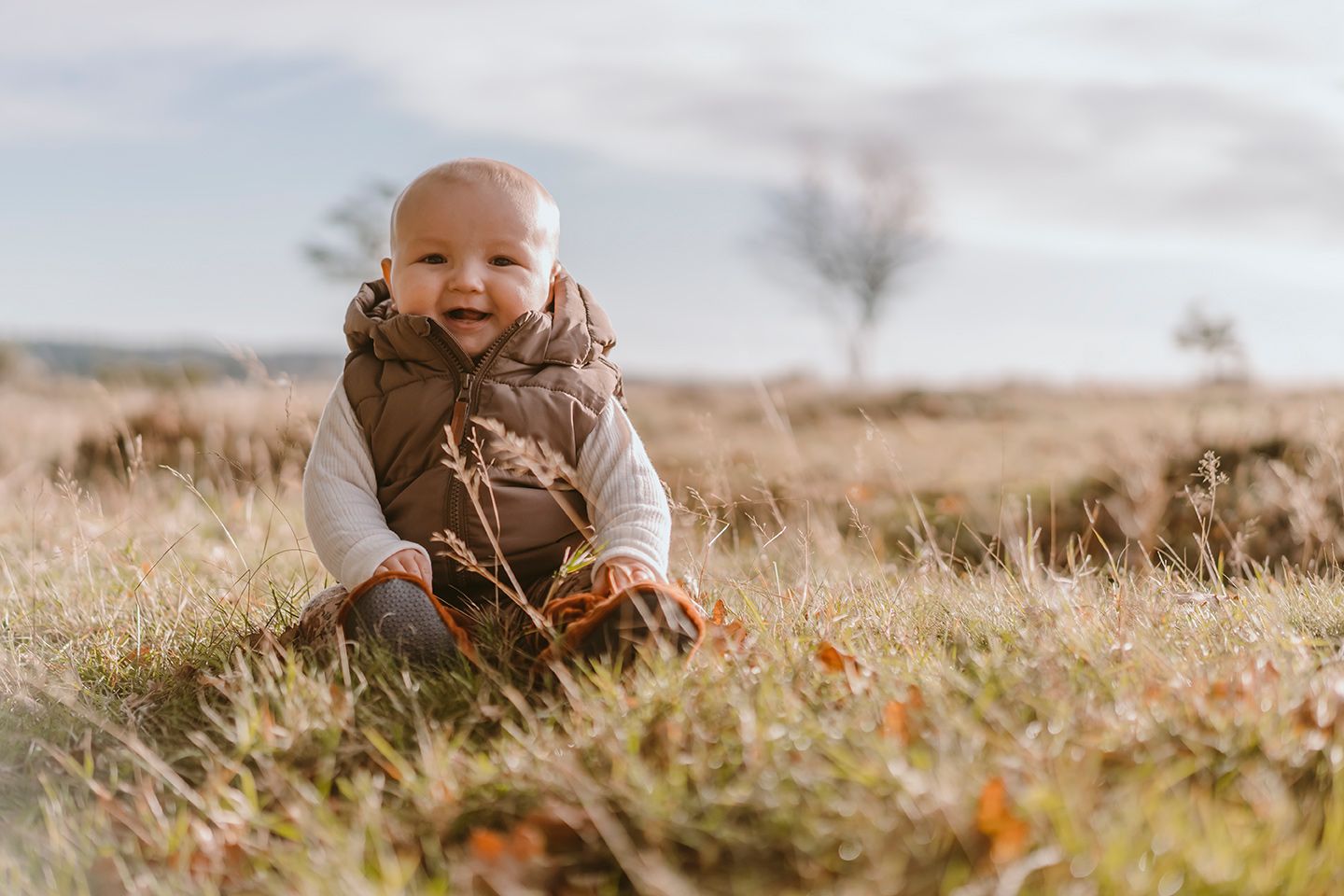 Børnefoto i Aalborg med smil og nærvær i naturlige omgivelser.