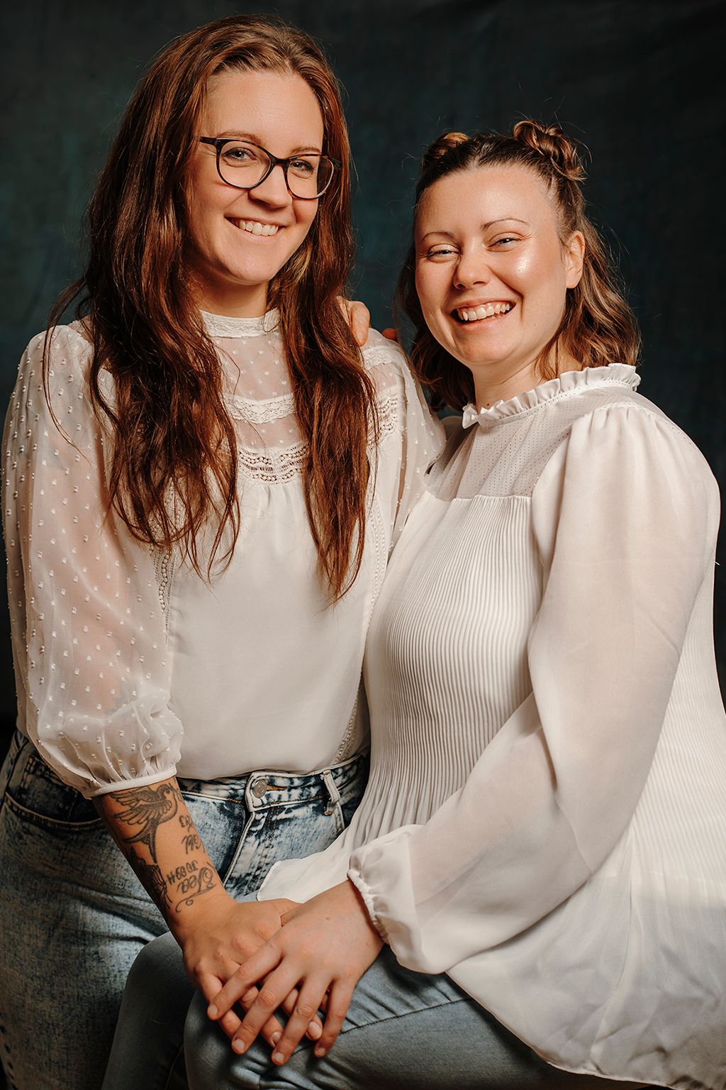 Et smukt portræt af to smilende veninder, taget af fotograf i Aalborg, JOEhansenFOTO.