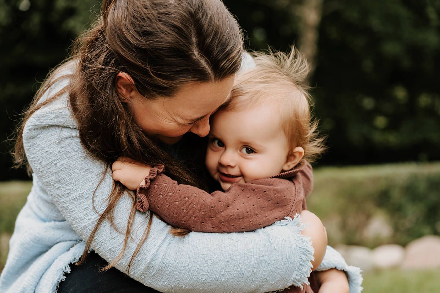 Naturlig børnefotografering i Klarup med mor og baby i rolige omgivelser.